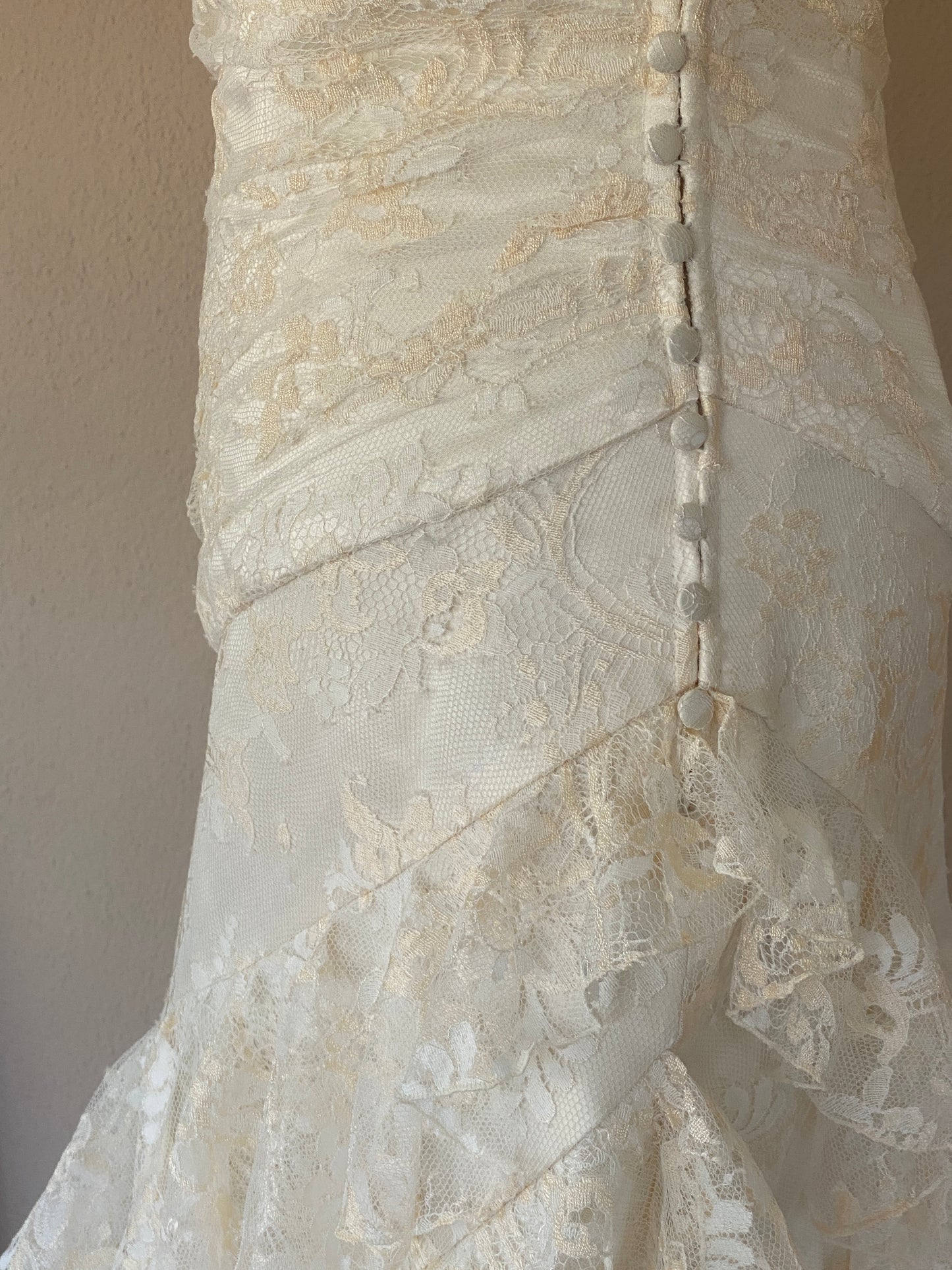 Vestido de novia de encaje con volantes