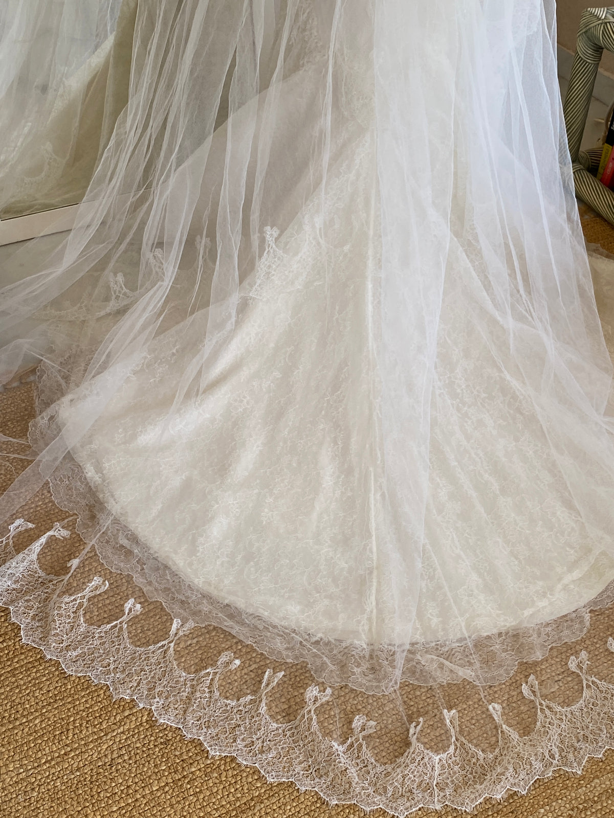 Vestido de novia en encaje chantillí con velo