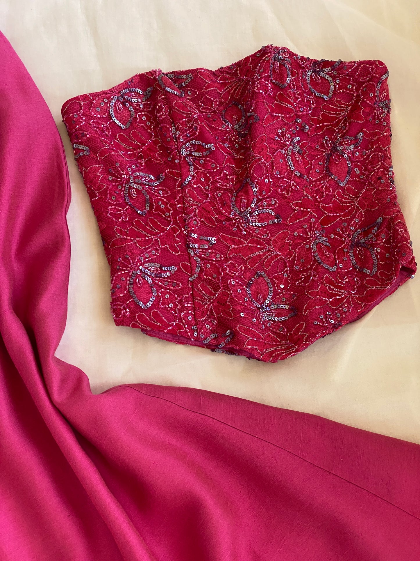 Conjunto vintage de seda con mariposas bordadas