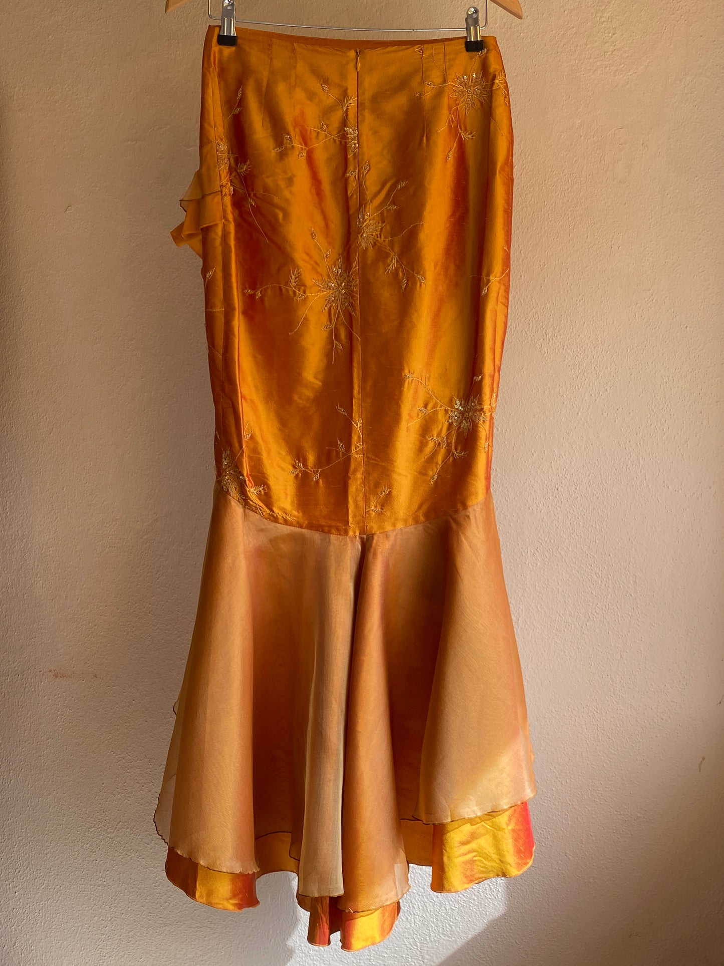 Falda de seda salvaje y organza con volantes en color ámbar