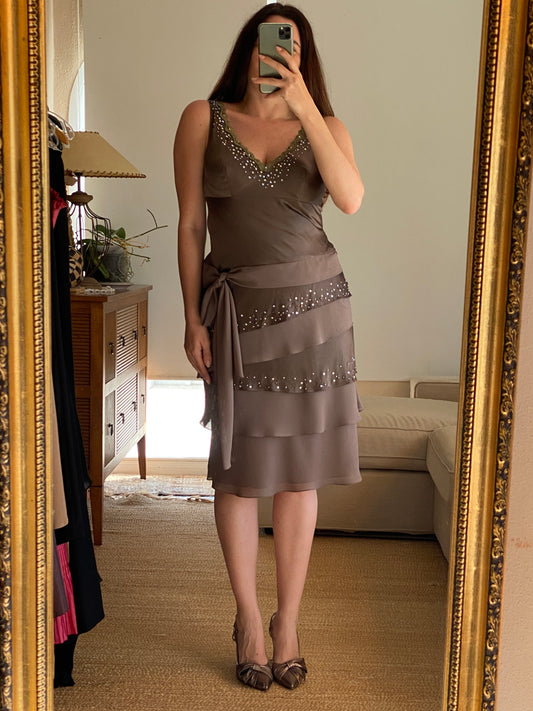 Vestido de seda y gasa color oliva con brillos