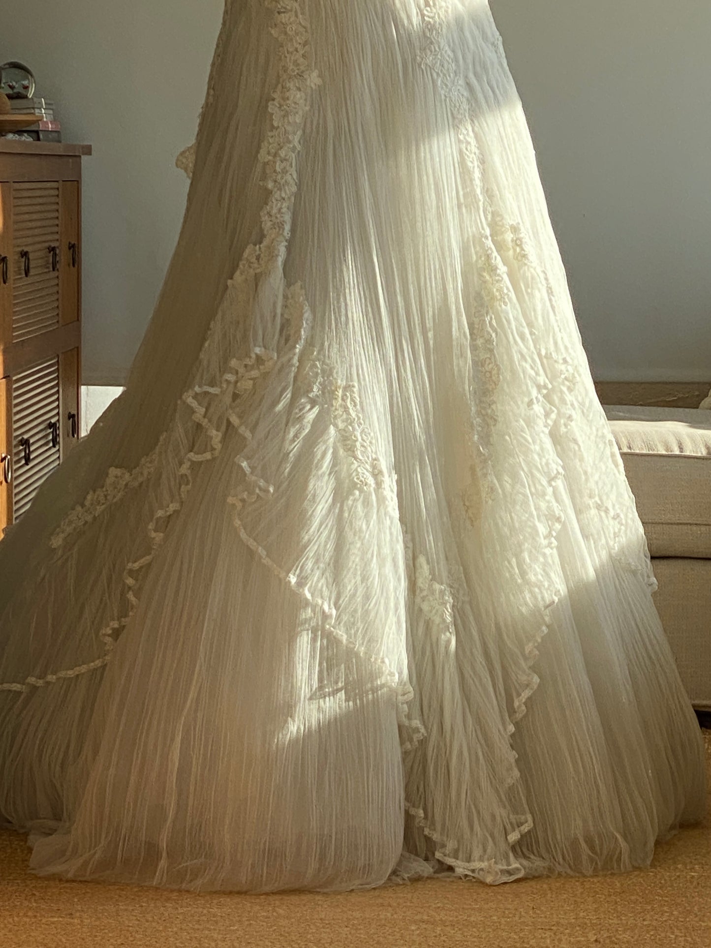 Vestido de novia palabra de honor en tul plisado y encaje