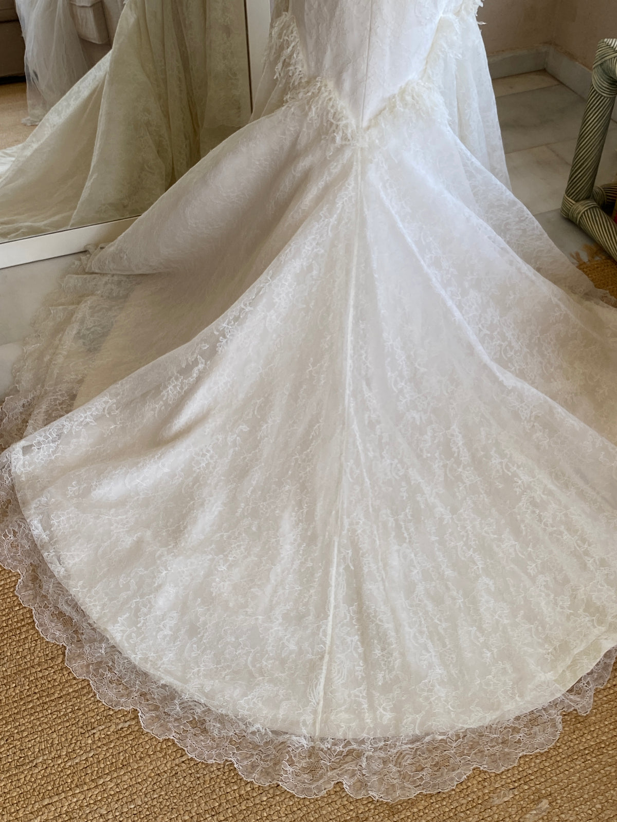 Vestido de novia en encaje chantillí con velo