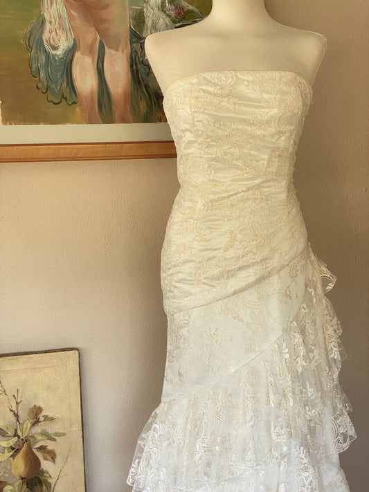 Vestido de novia de encaje con volantes