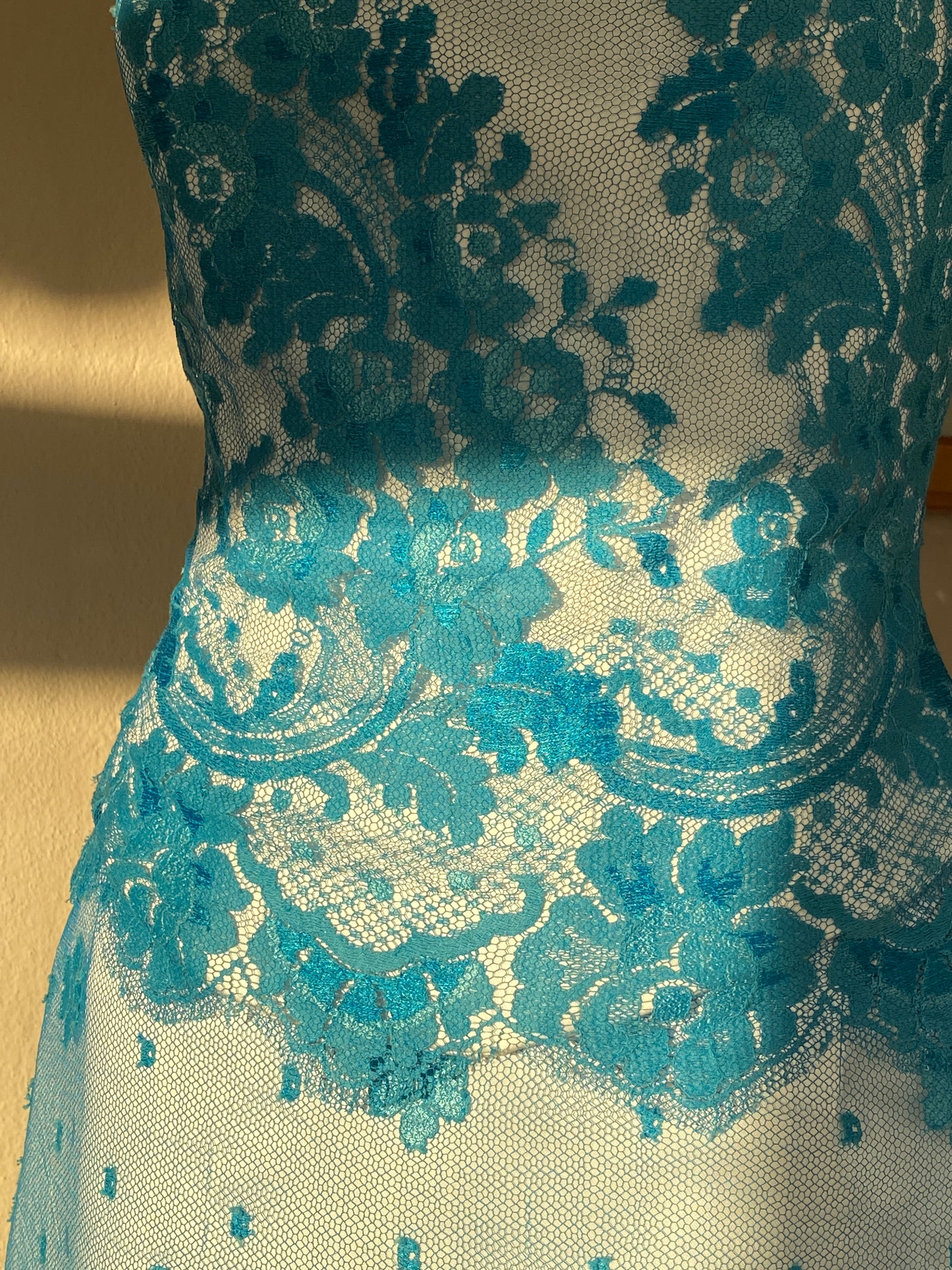 Conjunto de corsé y falda en encaje azul