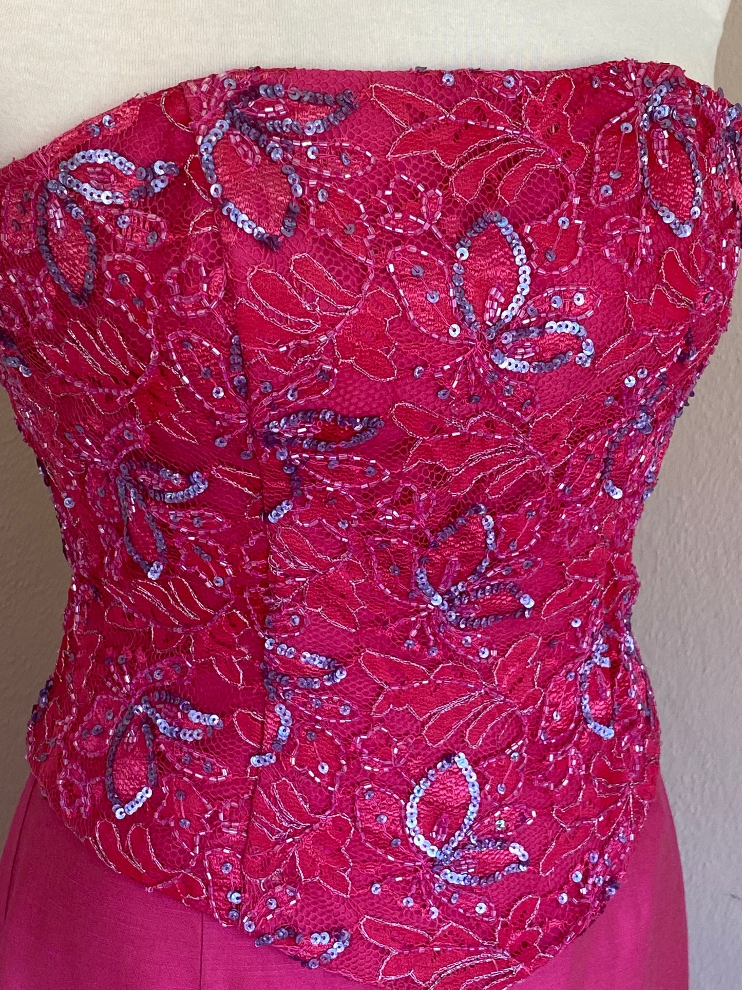 Conjunto vintage de seda con mariposas bordadas