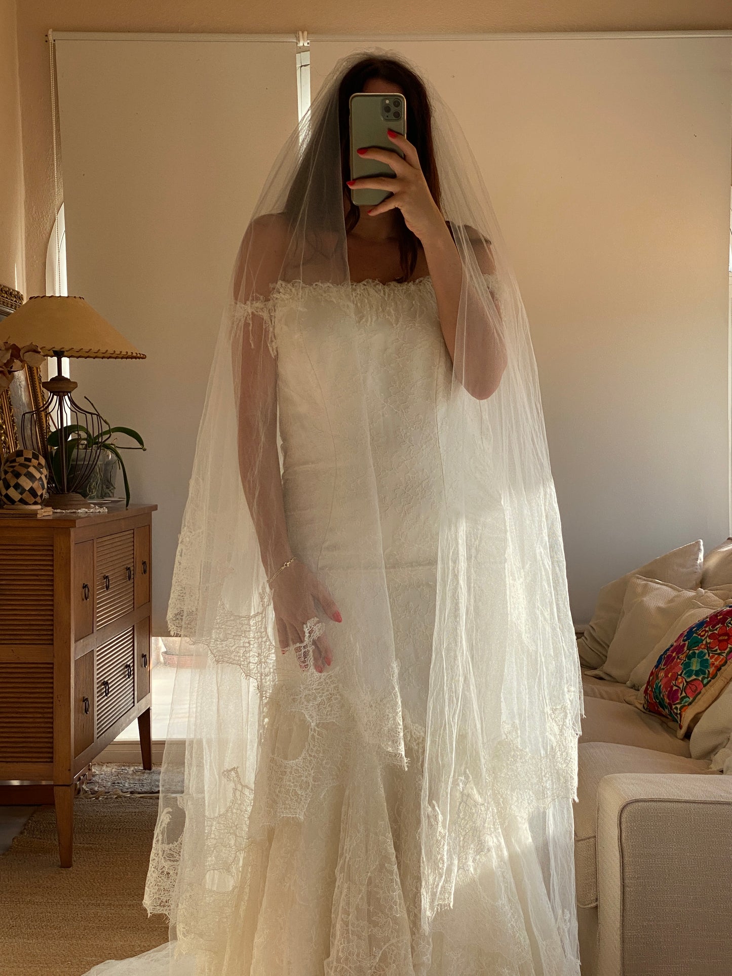 Vestido de novia en encaje chantillí con velo