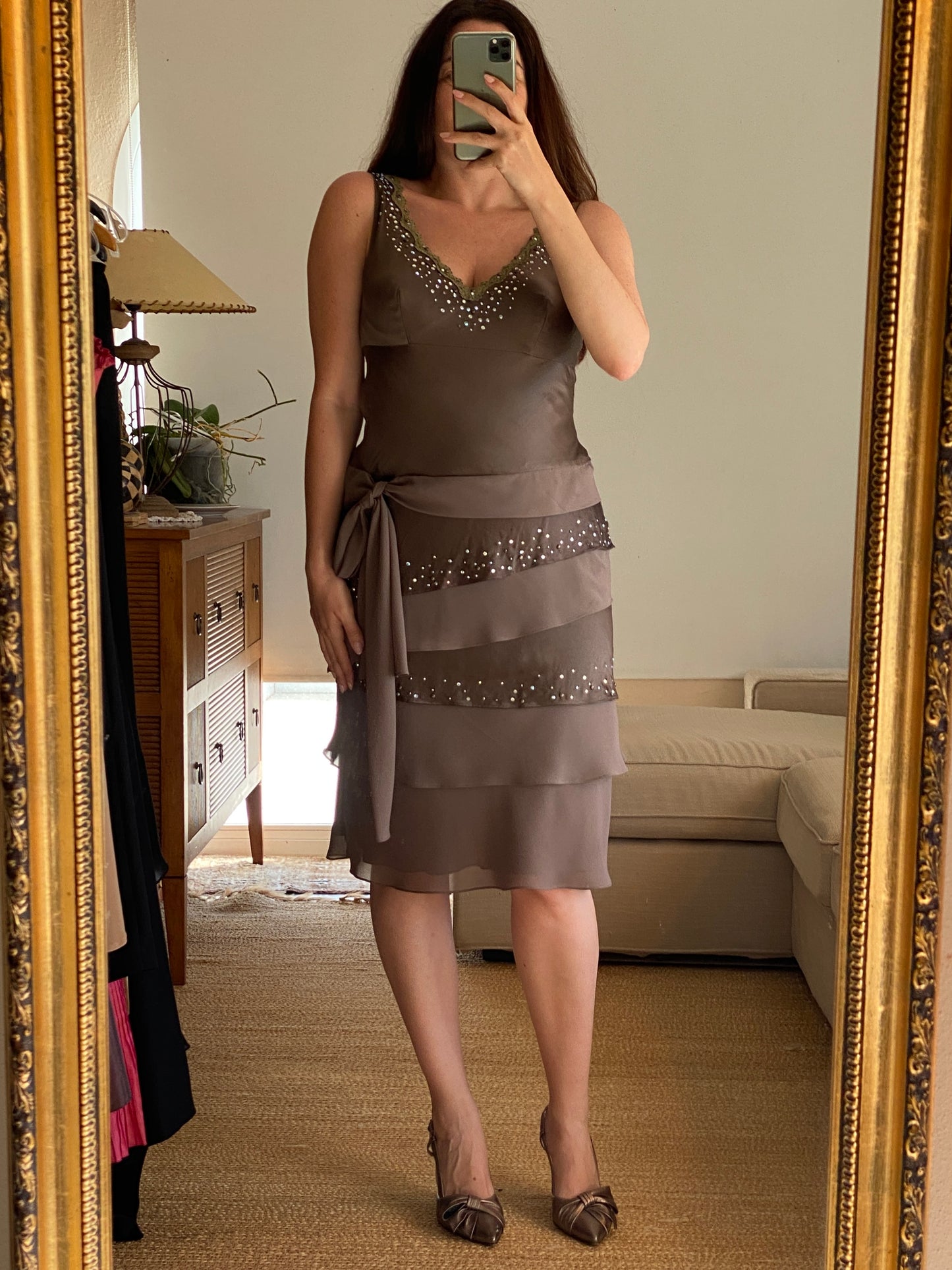 Vestido de seda y gasa color oliva con brillos