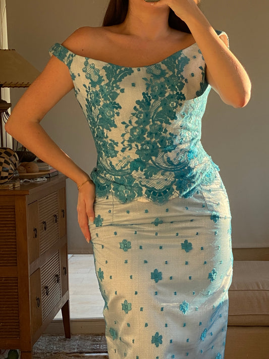 Conjunto de corsé y falda en encaje azul