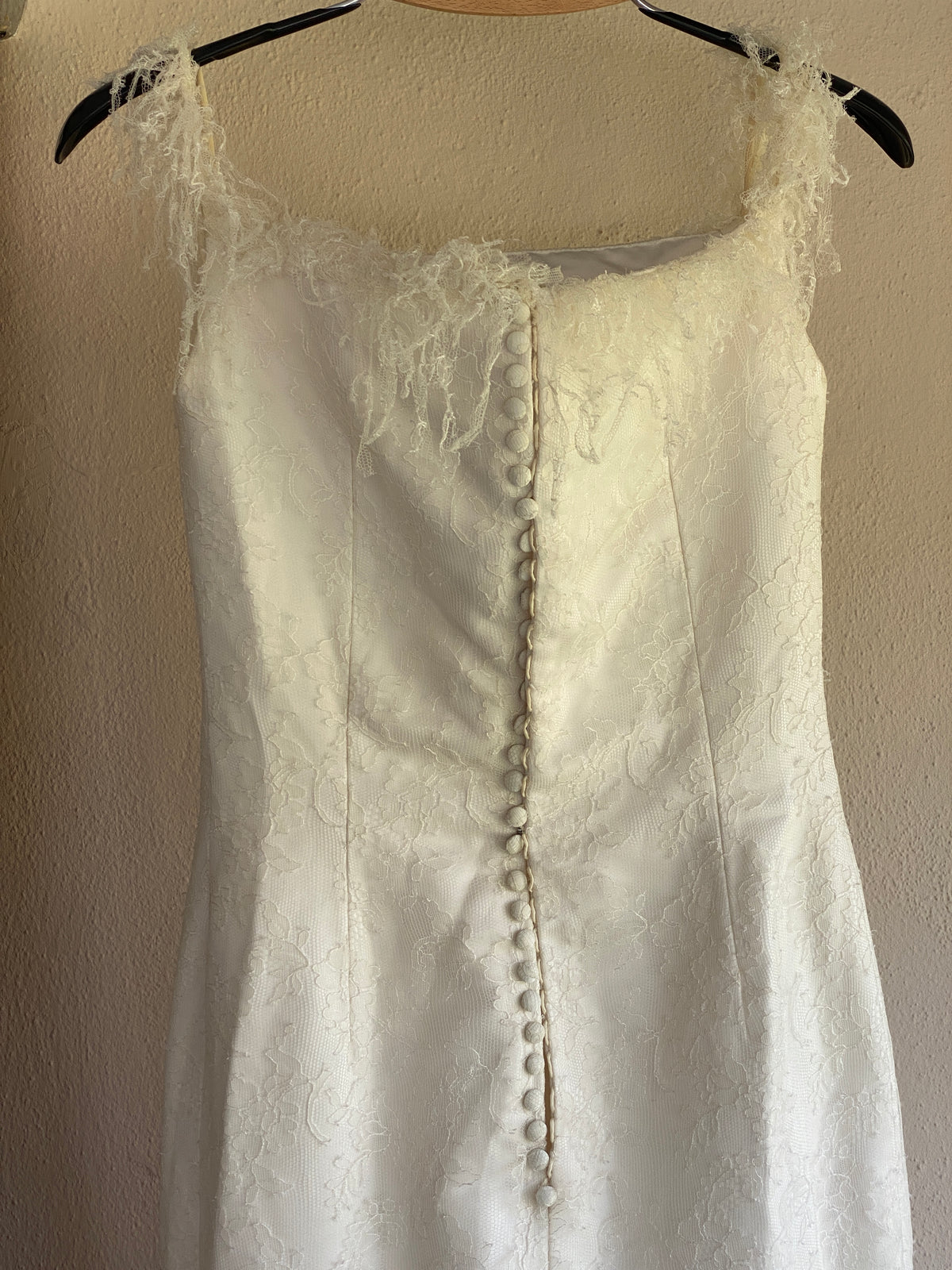 Vestido de novia en encaje chantillí con velo