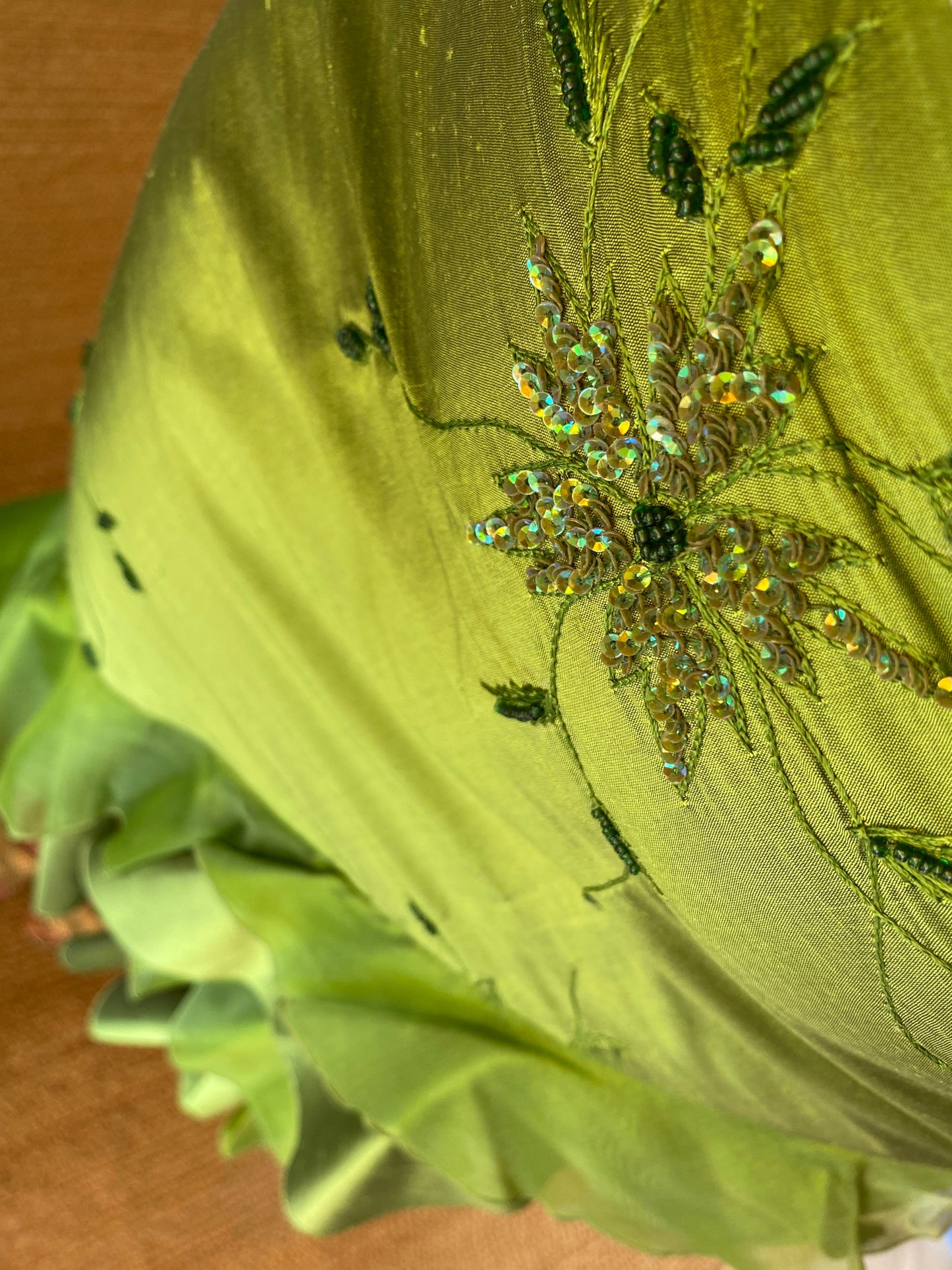 Falda de seda salvaje y organza con volantes en verde vibrante