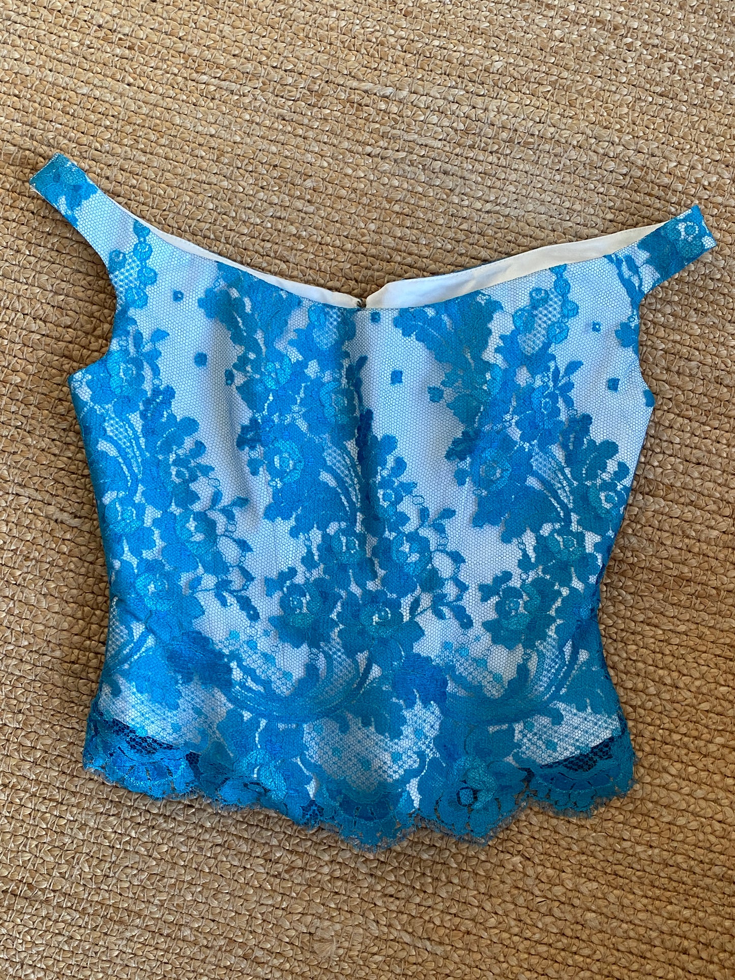 Conjunto de corsé y falda en encaje azul