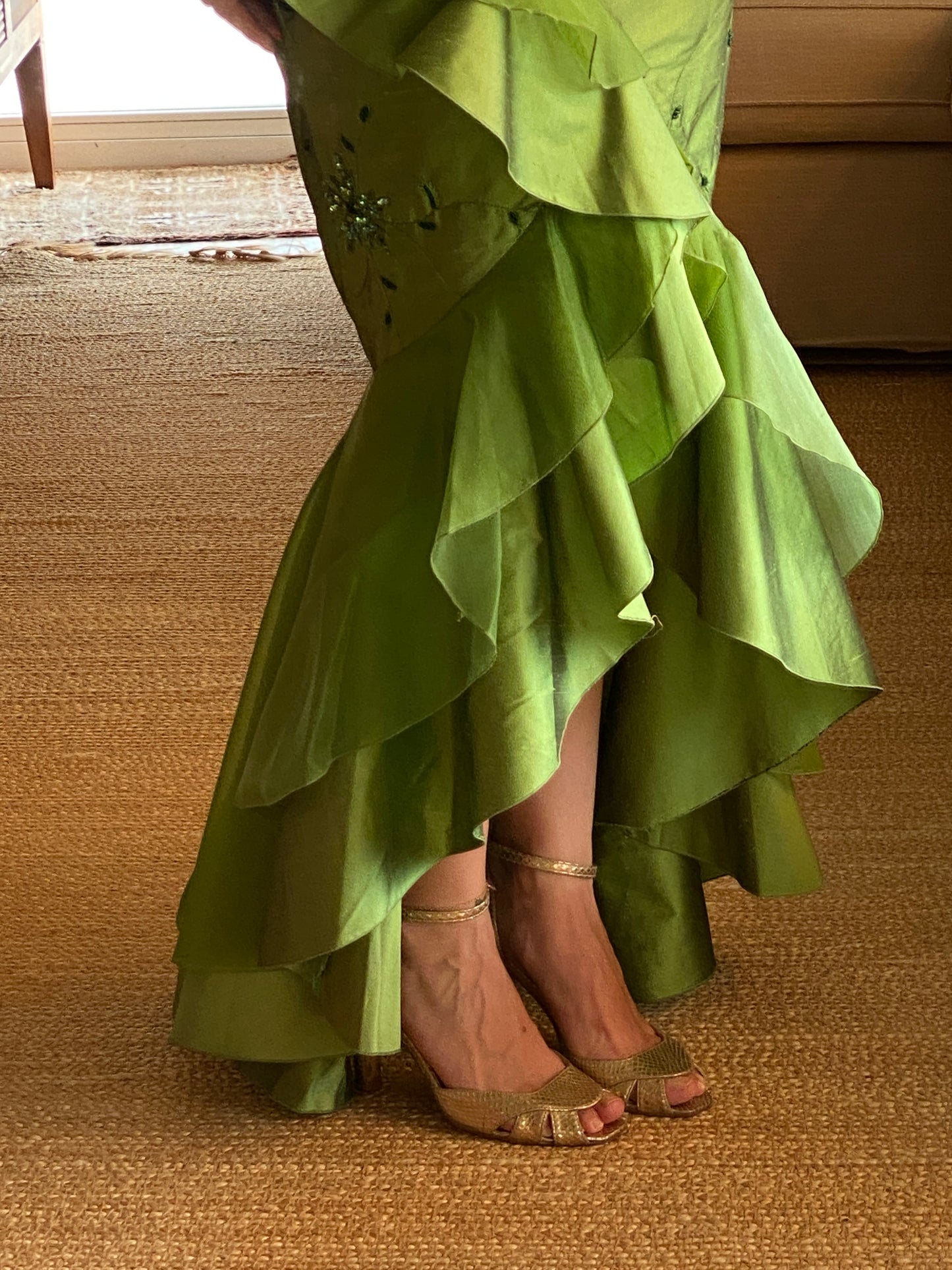 Falda de seda salvaje y organza con volantes en verde vibrante