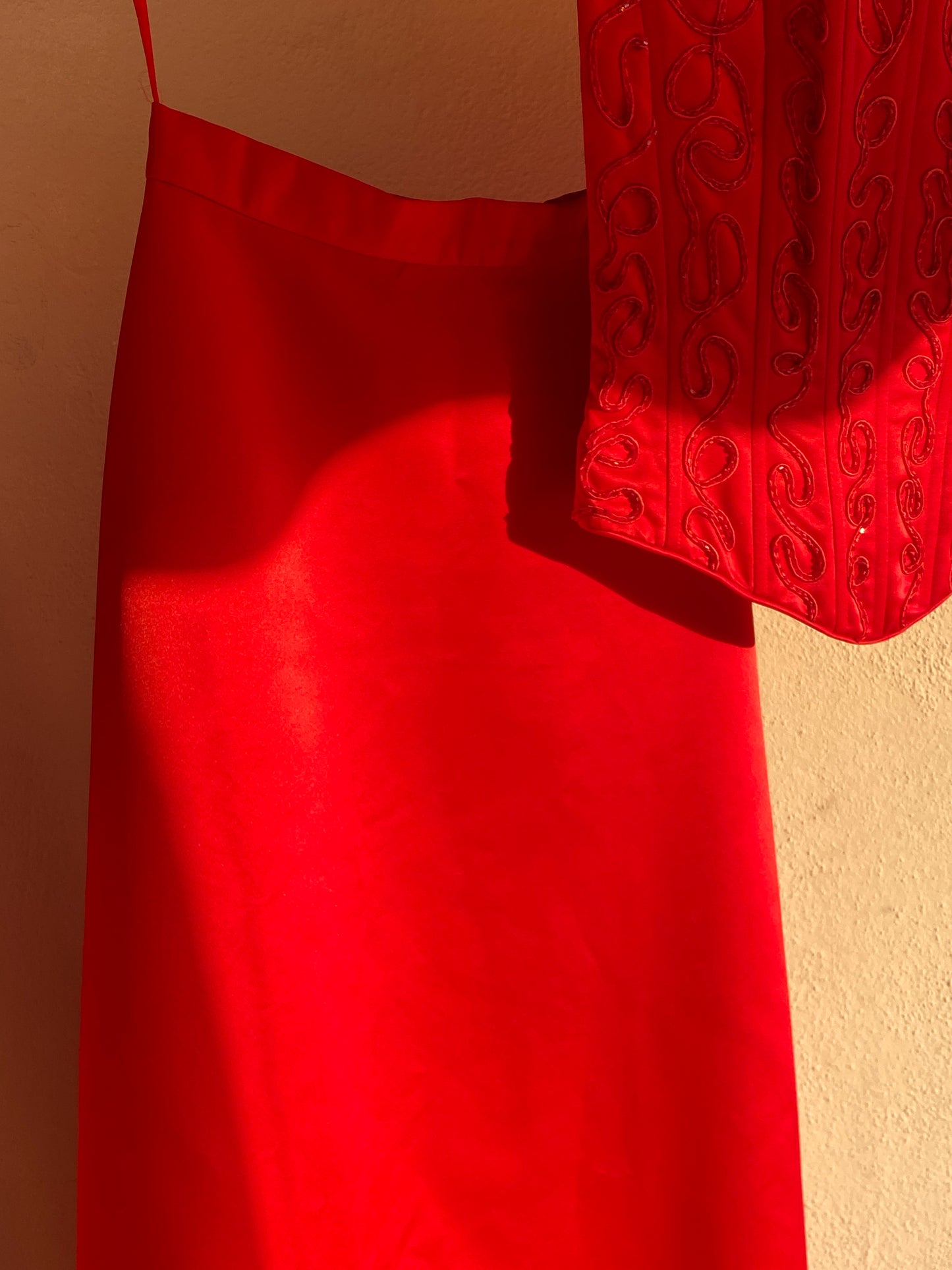 Conjunto vintage de corsé y falda de raso rojo