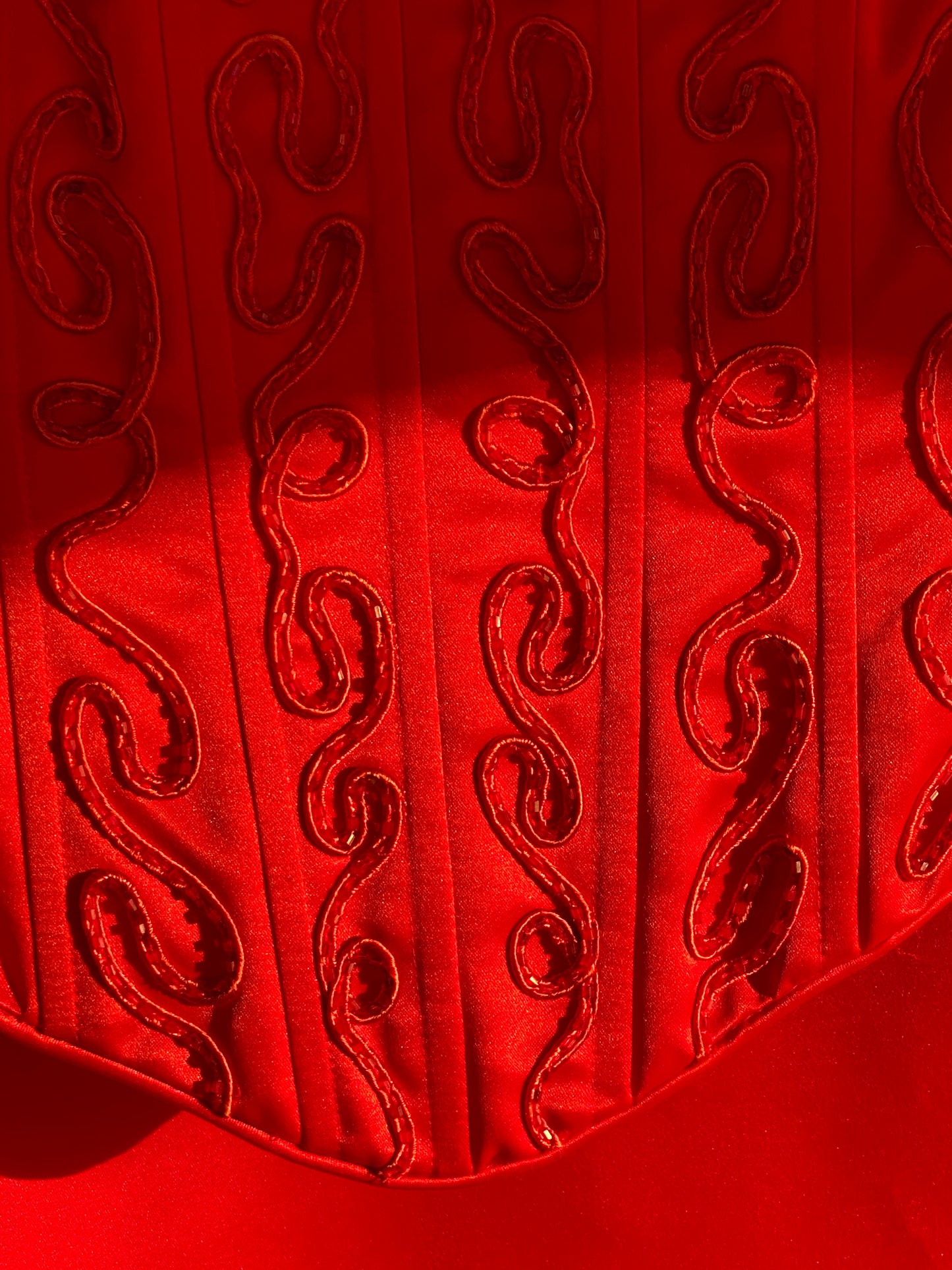 Conjunto vintage de corsé y falda de raso rojo