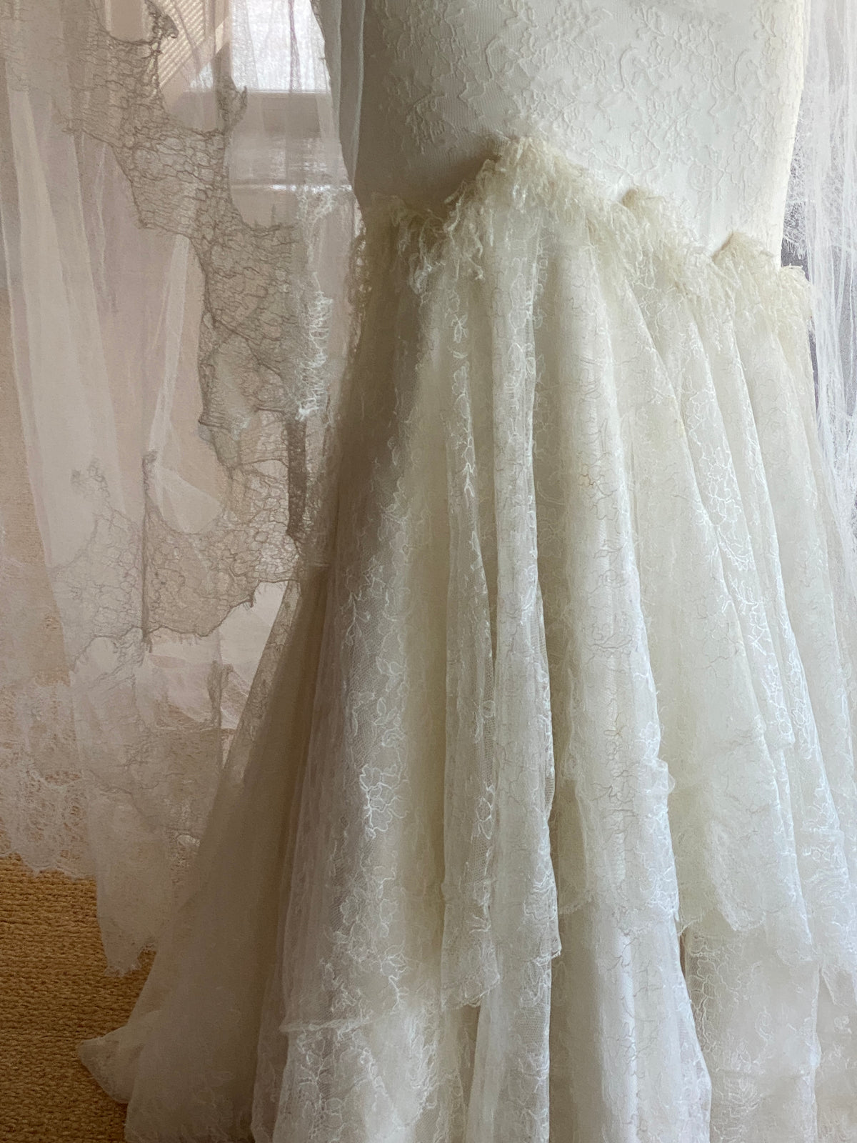 Vestido de novia en encaje chantillí con velo