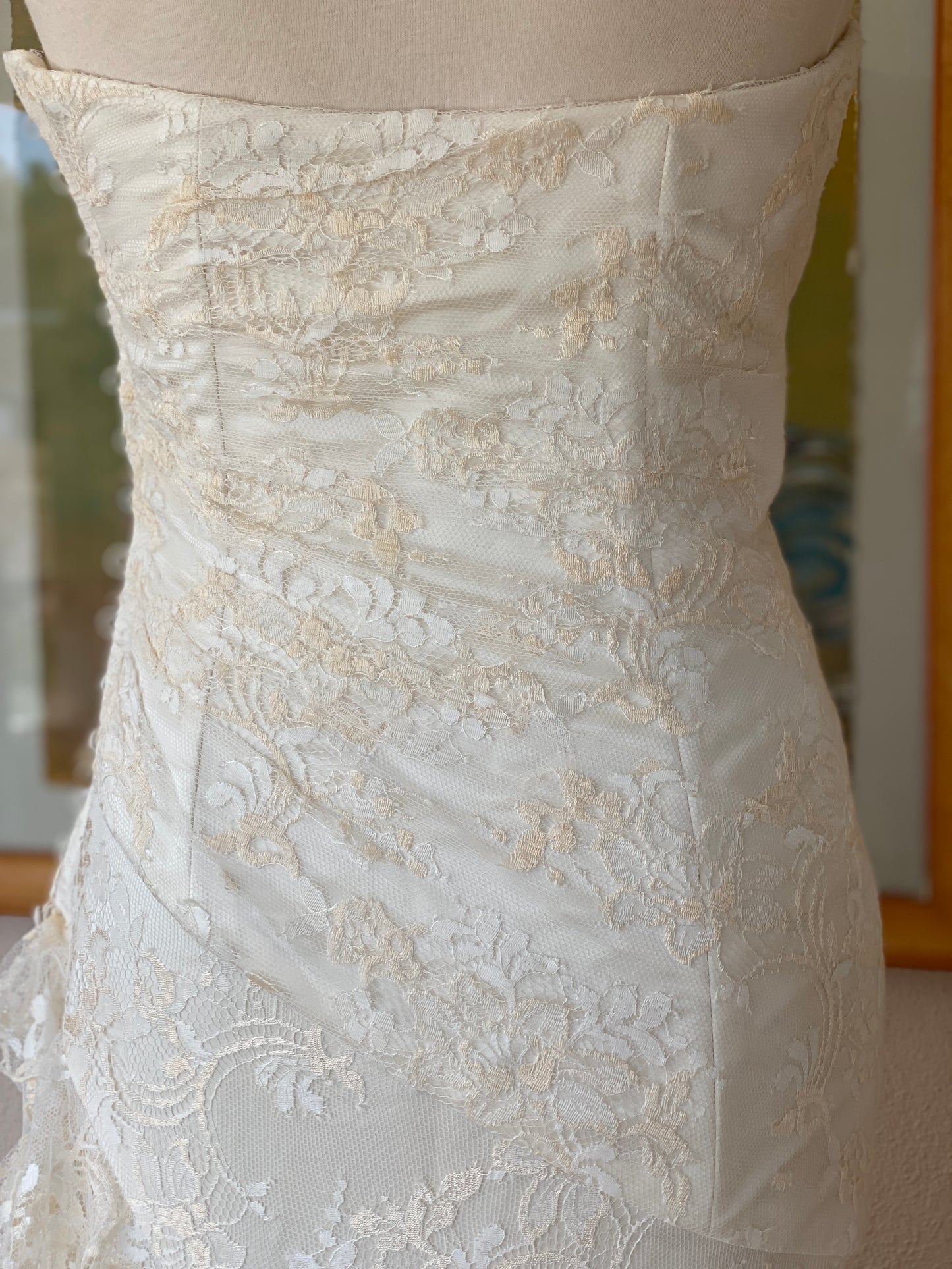 Vestido de novia de encaje con volantes