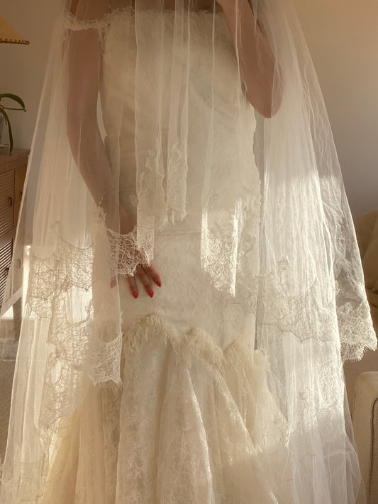 Vestido de novia en encaje chantillí con velo