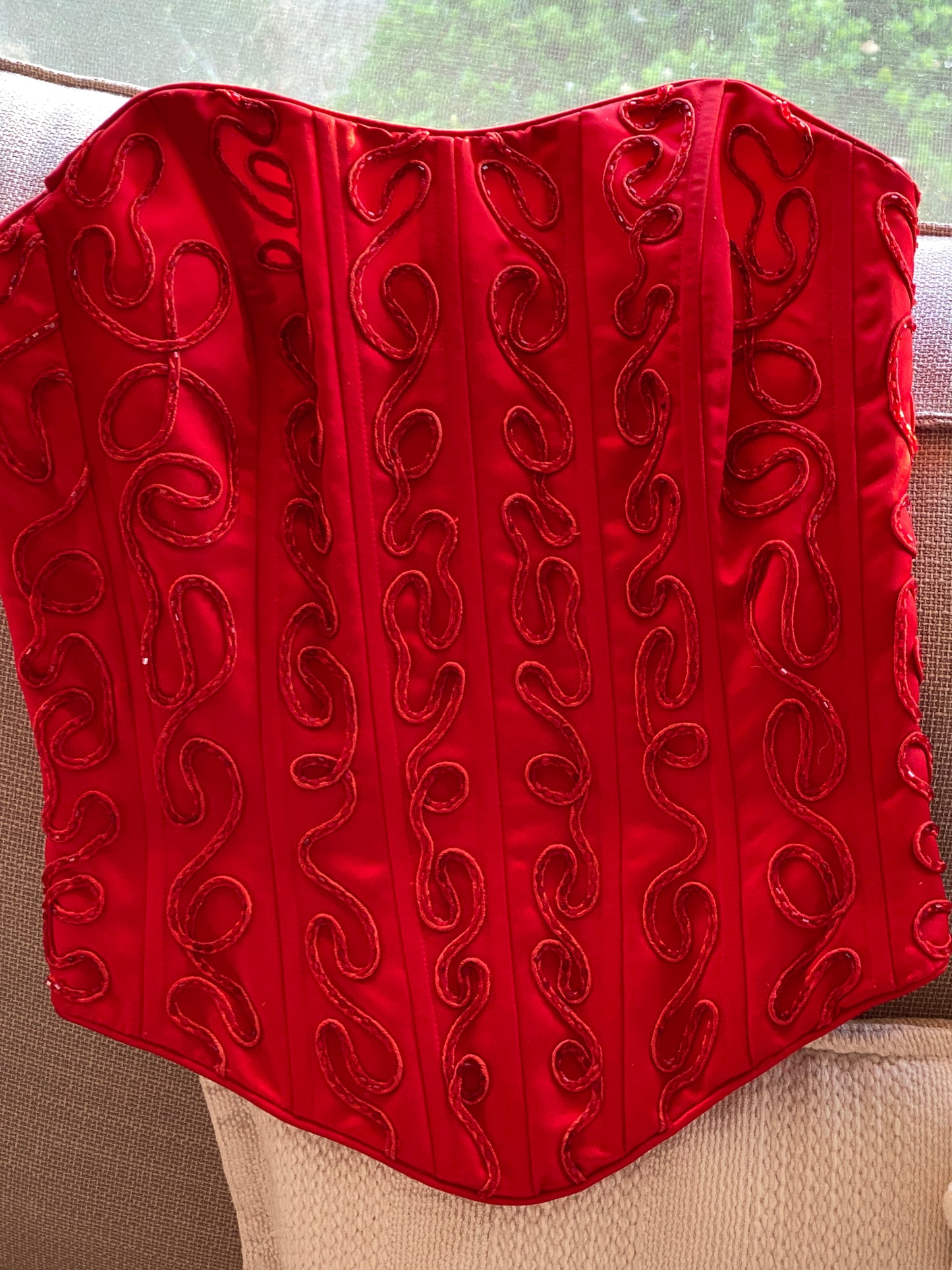 Conjunto vintage de corsé y falda de raso rojo