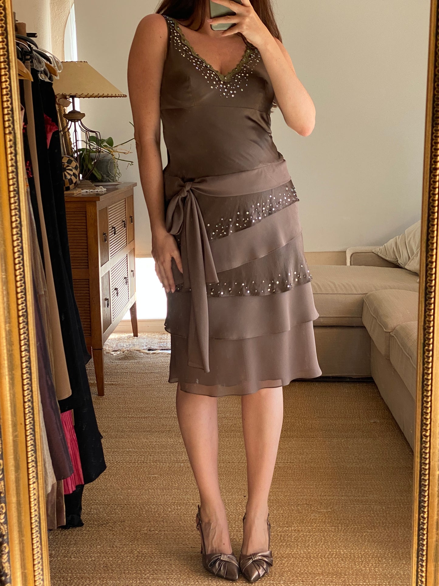 Vestido de seda y gasa color oliva con brillos
