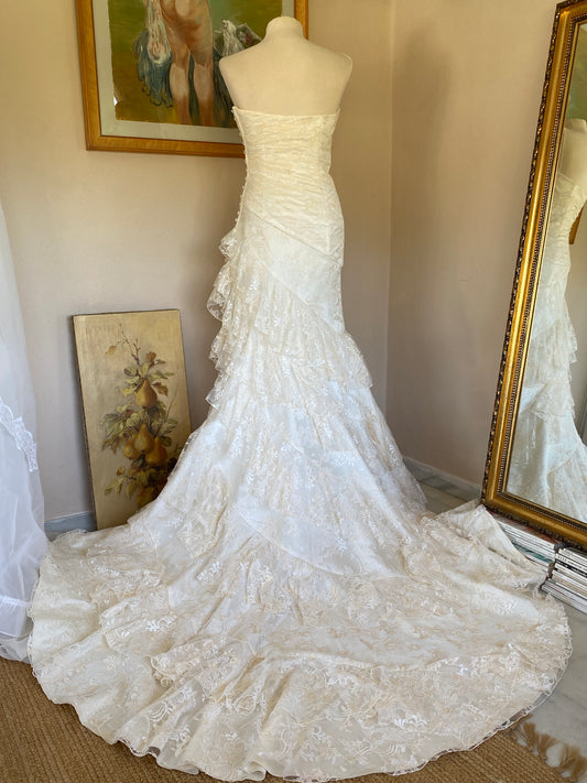 Vestido de novia de encaje con volantes