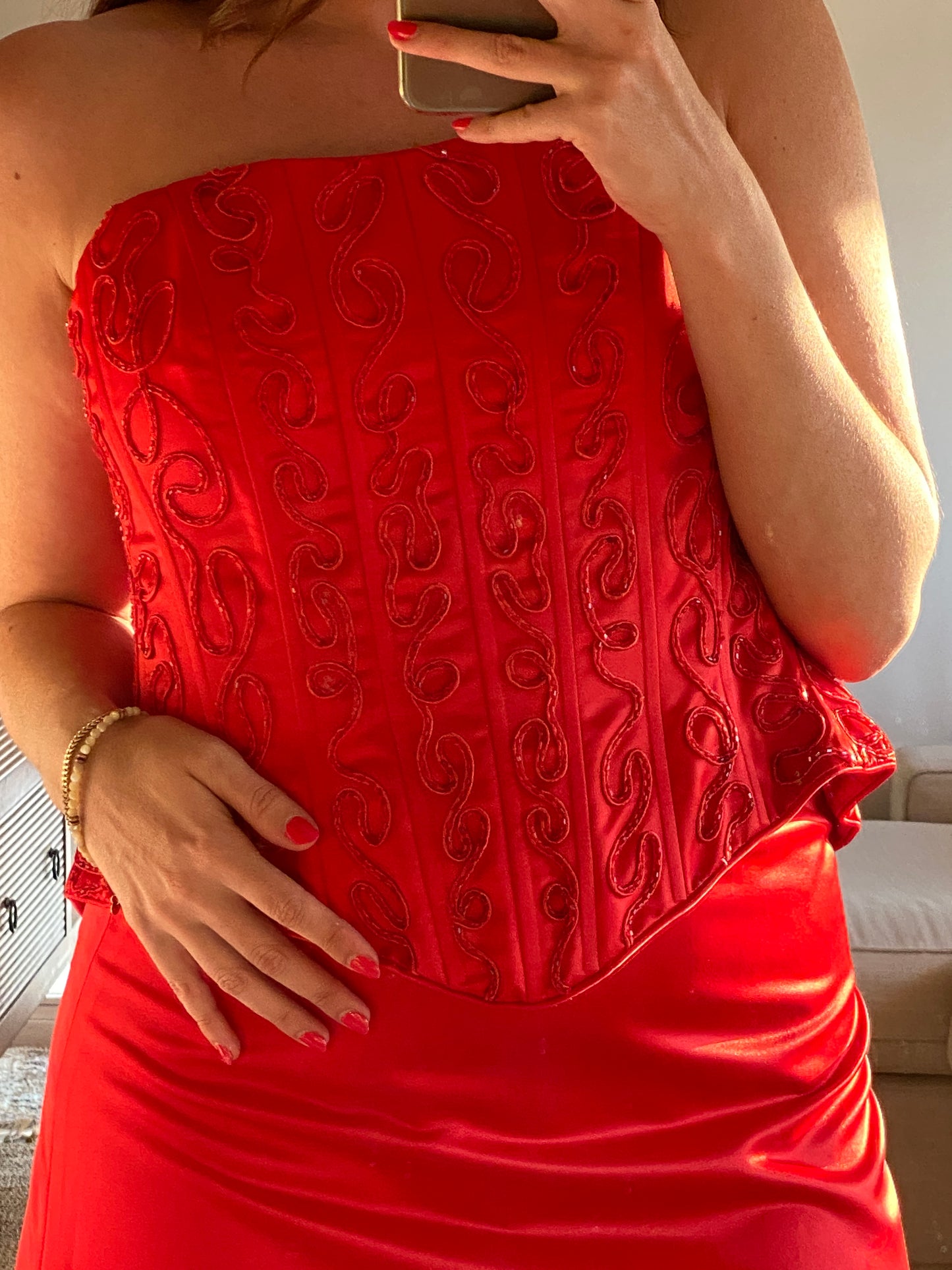 Conjunto vintage de corsé y falda de raso rojo