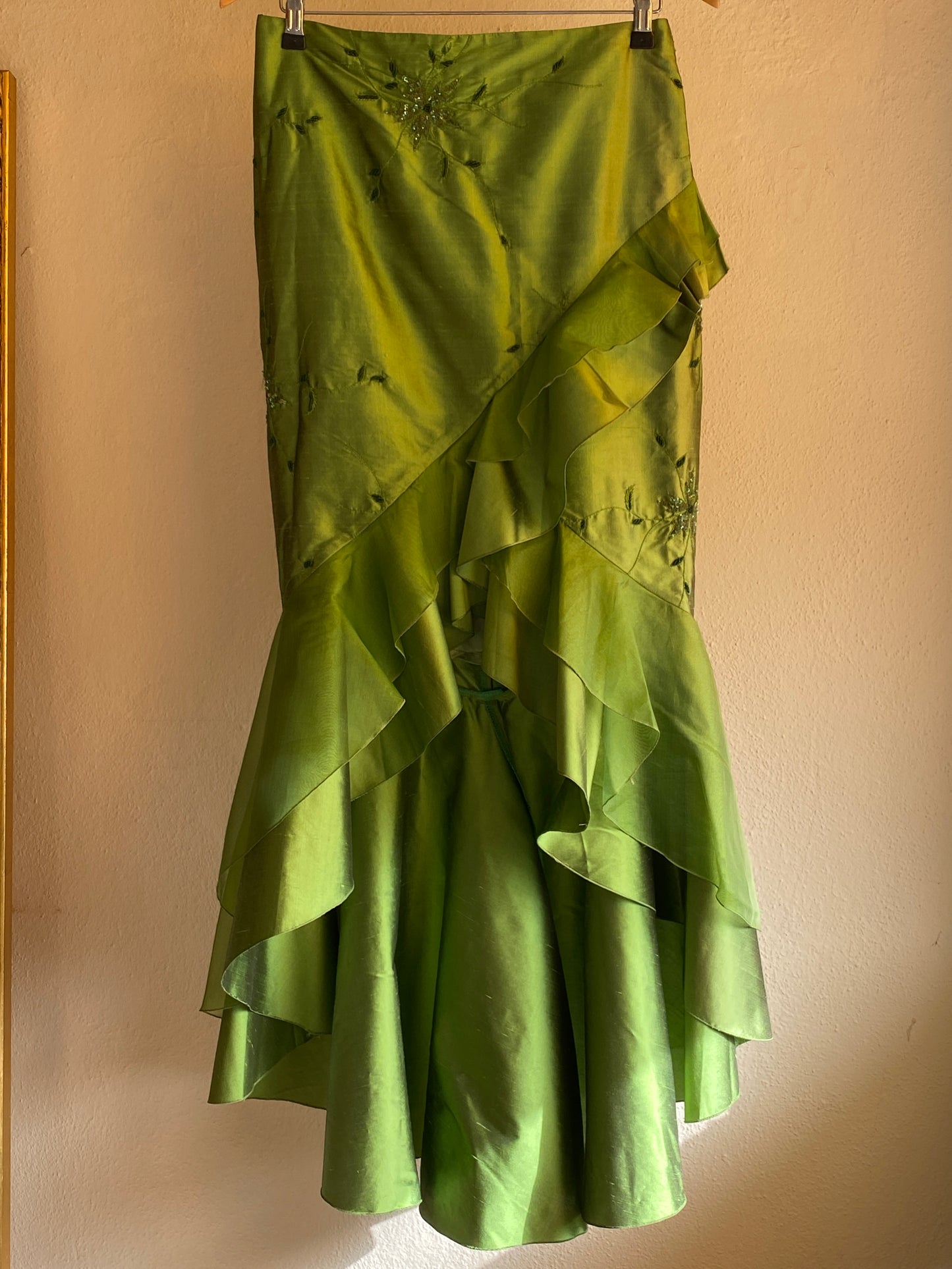 Falda de seda salvaje y organza con volantes en verde vibrante