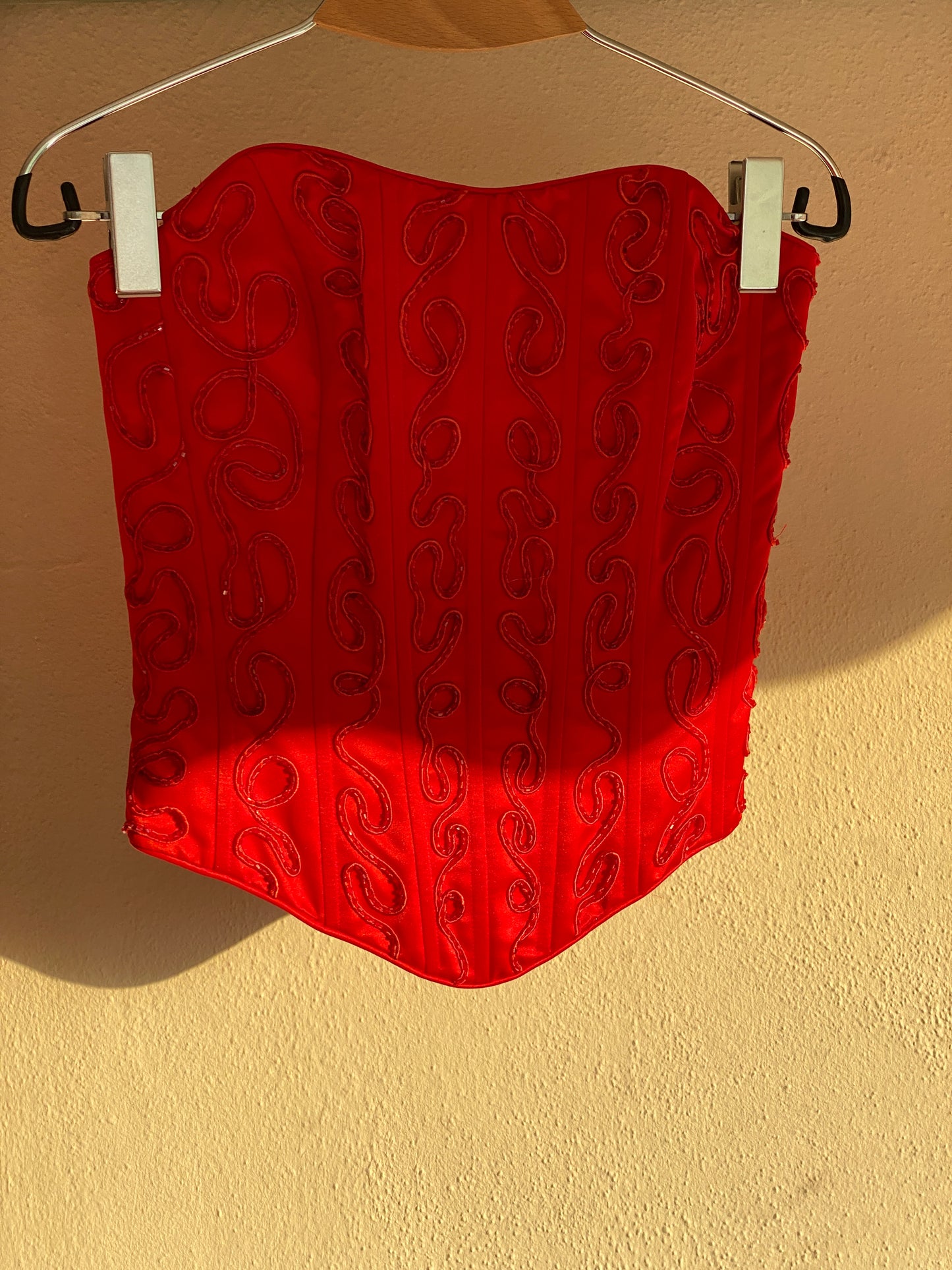 Conjunto vintage de corsé y falda de raso rojo