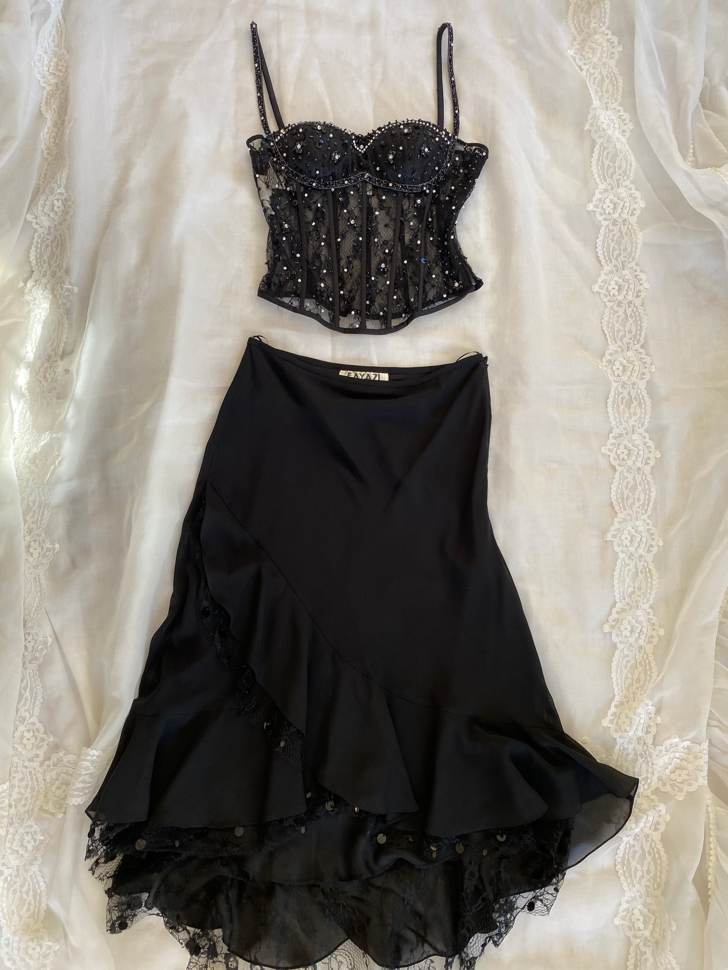 Set negro de falda y corpiño de encaje