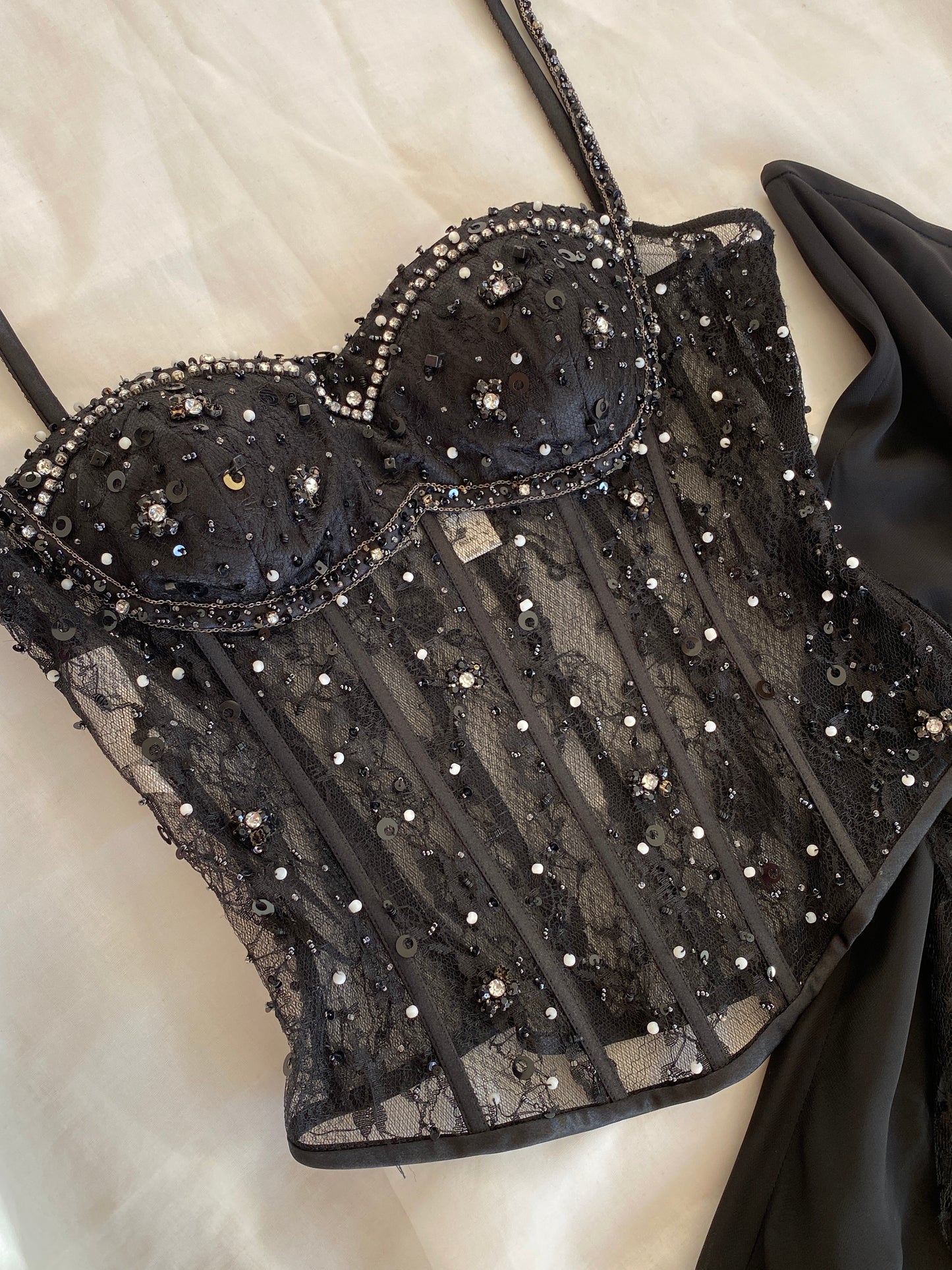 Set negro de falda y corpiño de encaje
