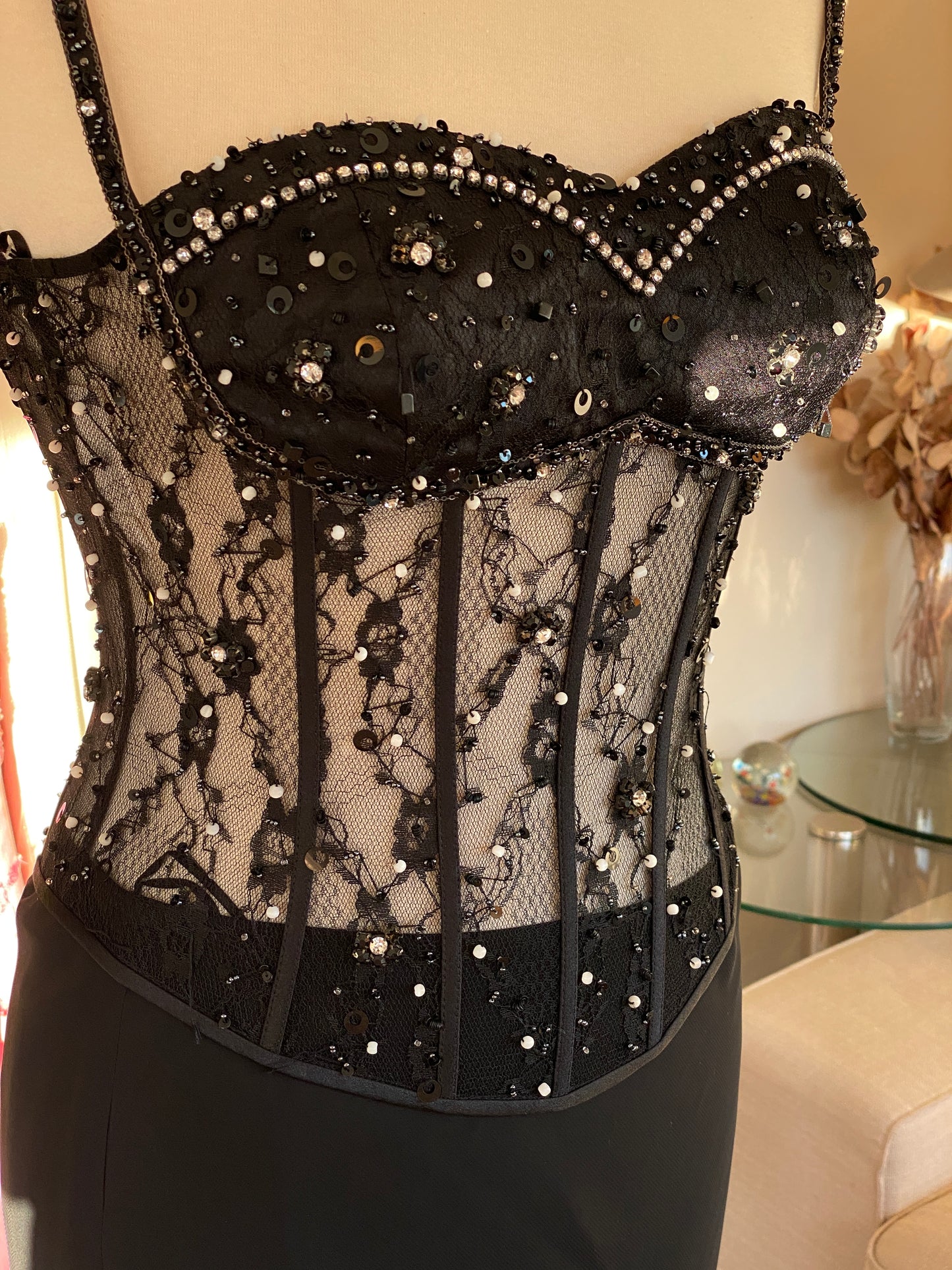 Set negro de falda y corpiño de encaje