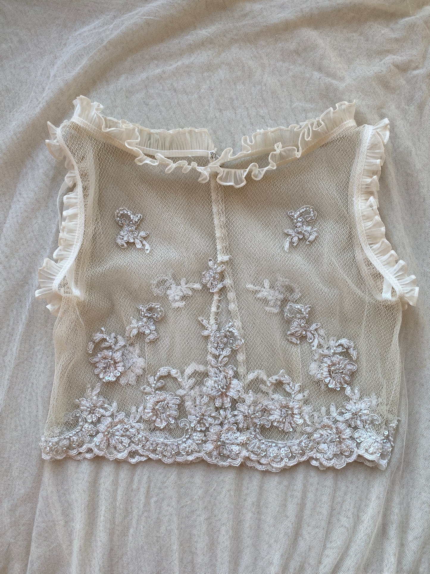 Top de tul transparente con bordado floral