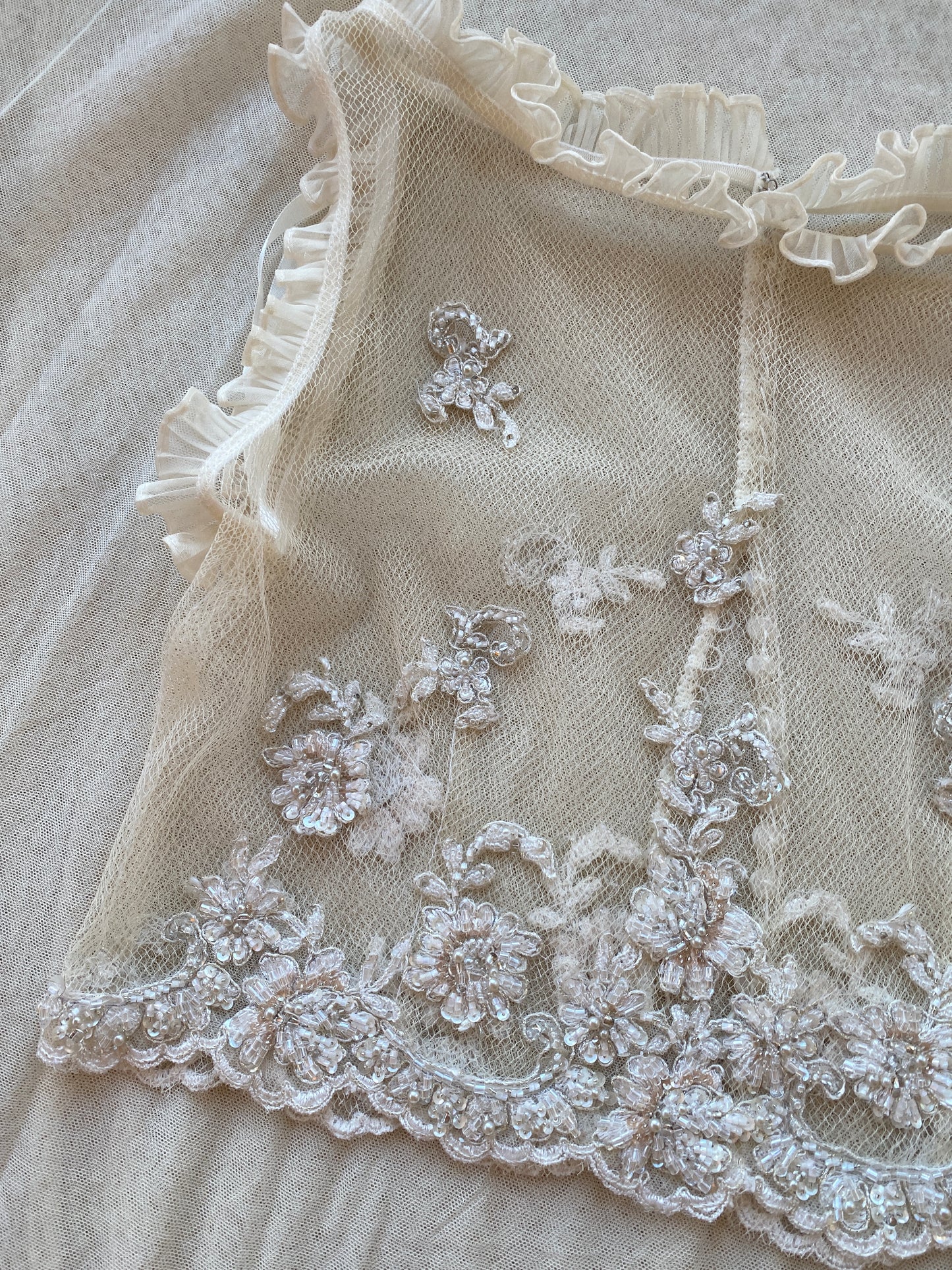 Top de tul transparente con bordado floral