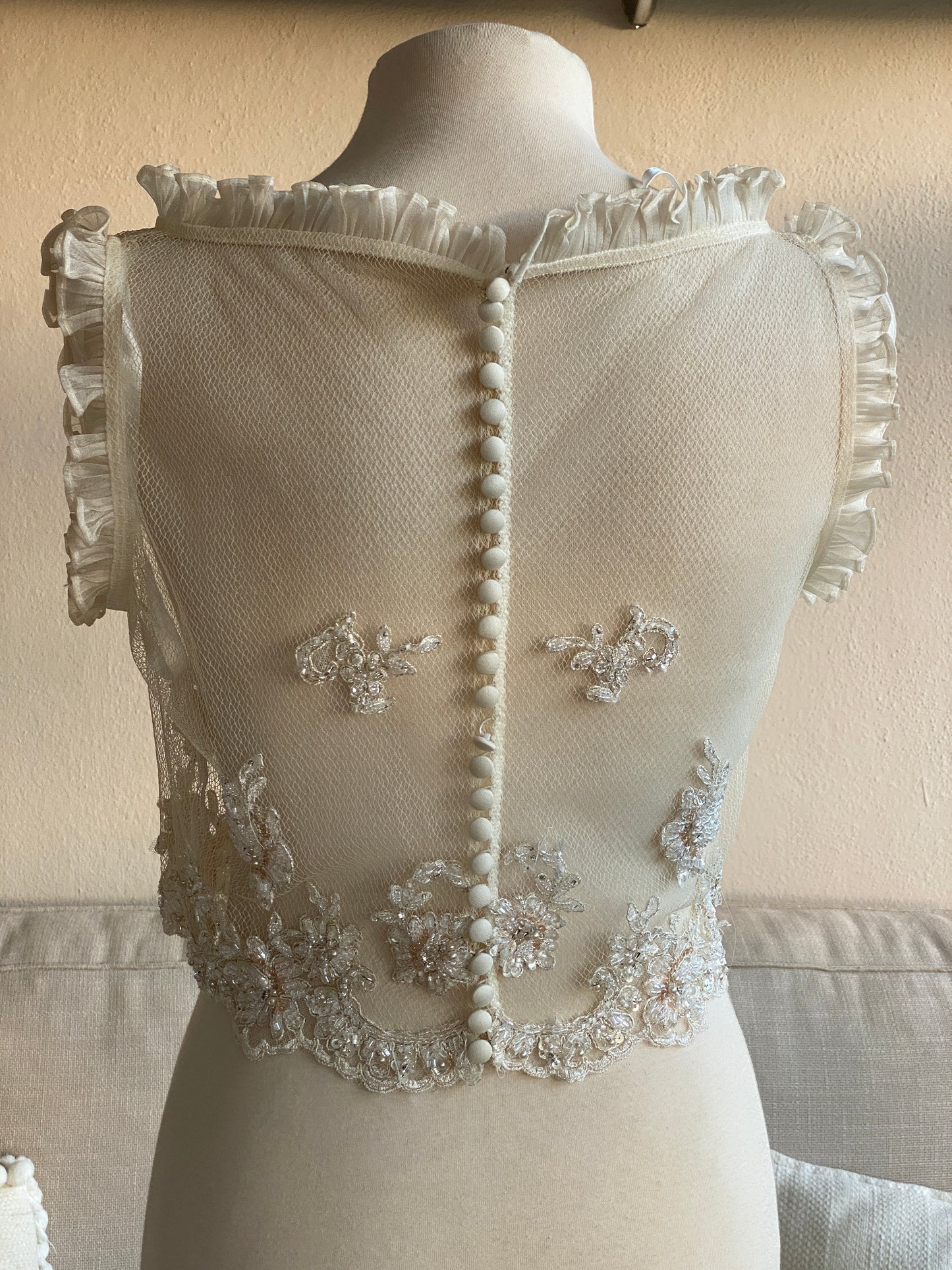 Top de tul transparente con bordado floral