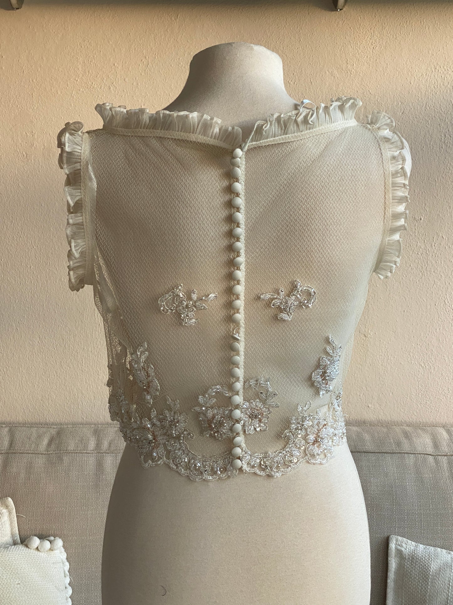 Top de tul transparente con bordado floral