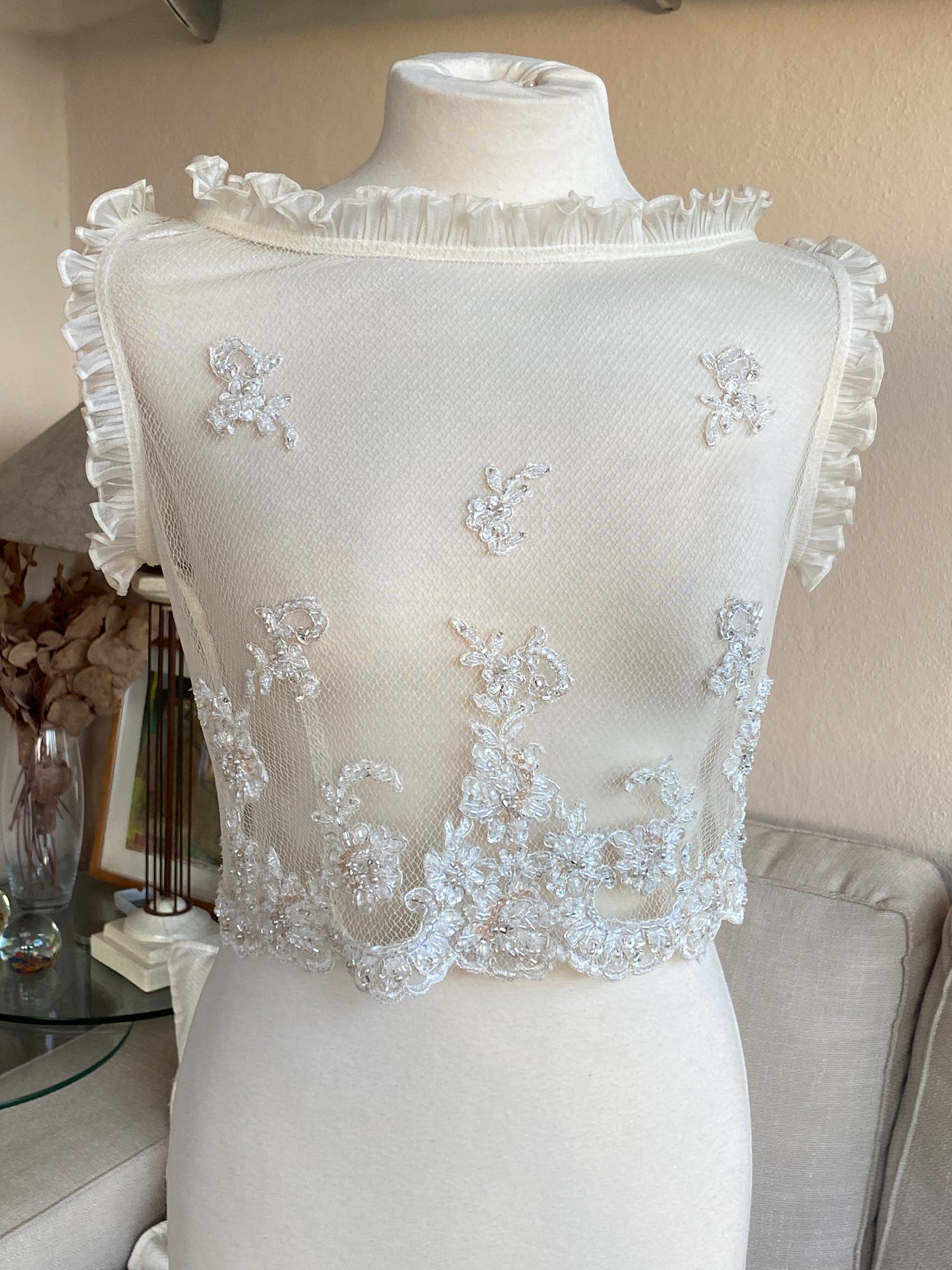 Top de tul transparente con bordado floral