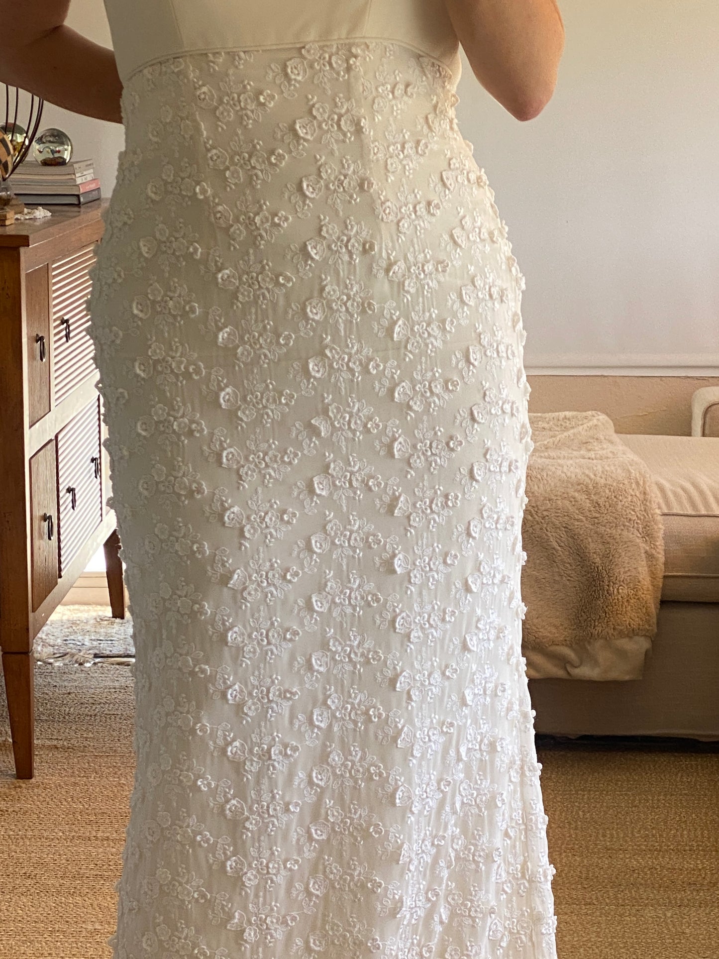 Vestido de novia de gasa con flores en relieve