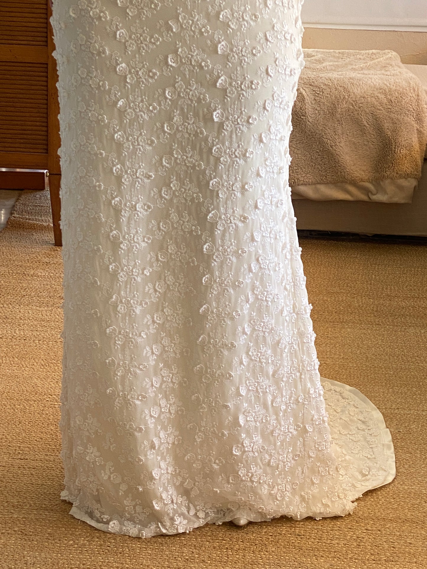 Vestido de novia de gasa con flores en relieve