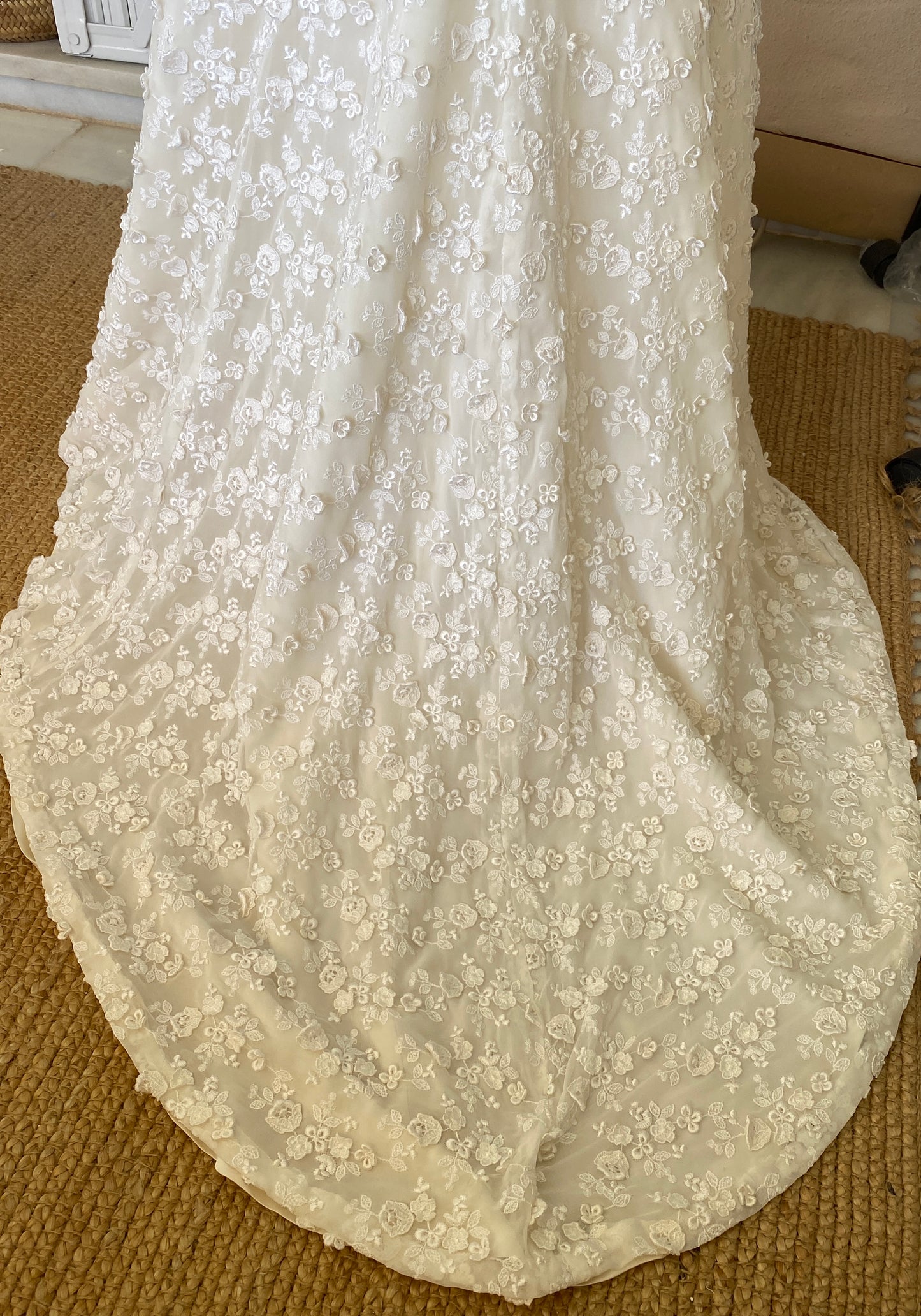 Vestido de novia de gasa con flores en relieve
