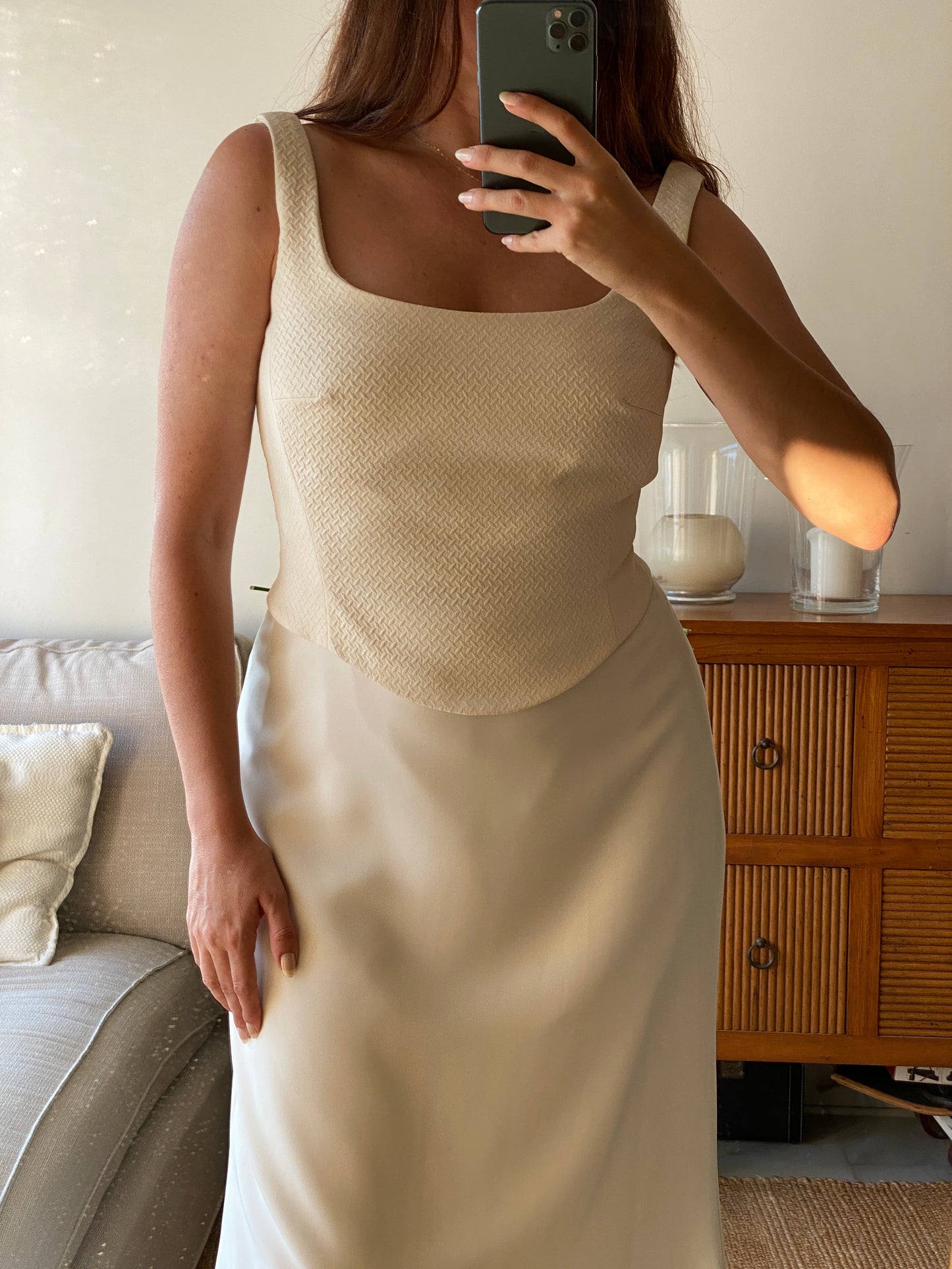Vestido minimalista con escote cuadrado