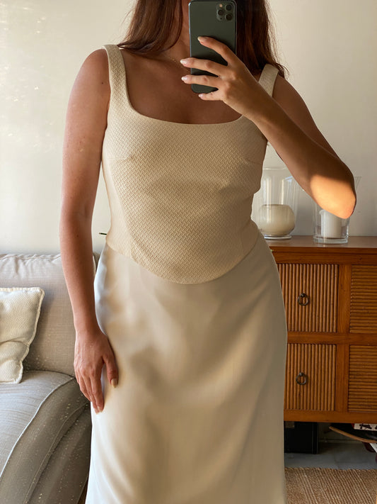 Vestido minimalista con escote cuadrado