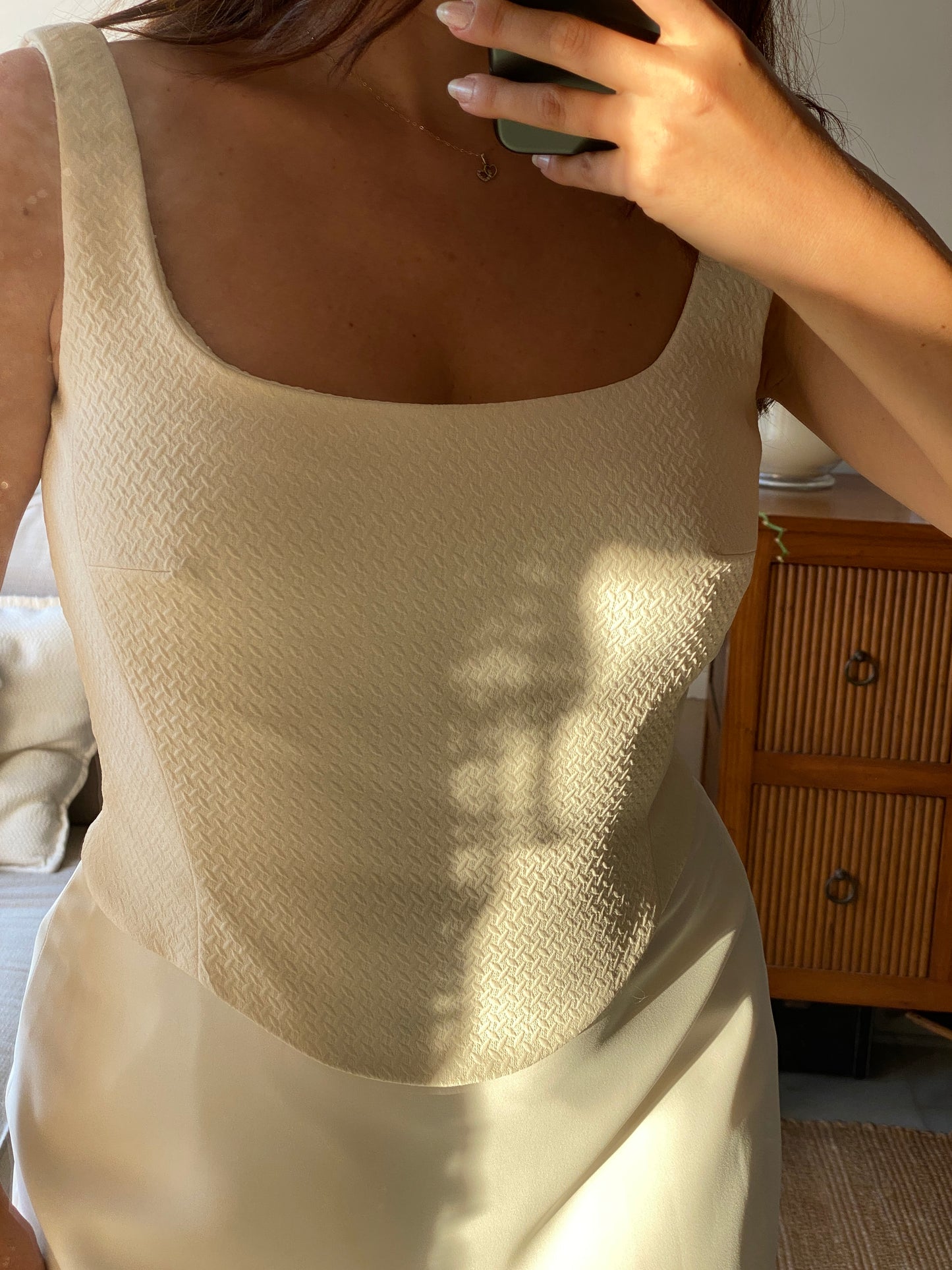 Vestido minimalista con escote cuadrado