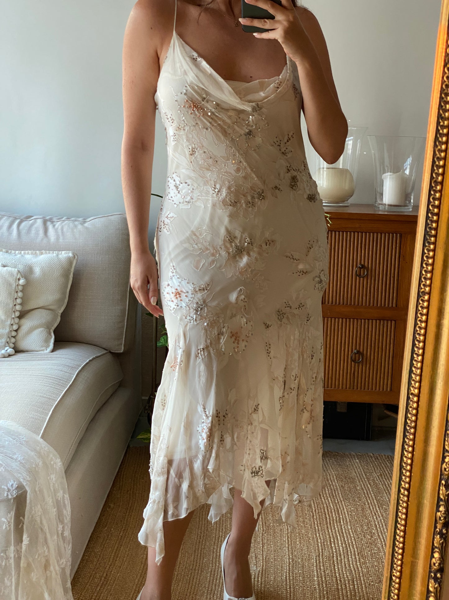 Slip dress con estampado floral, volantes y detalles de pedrería