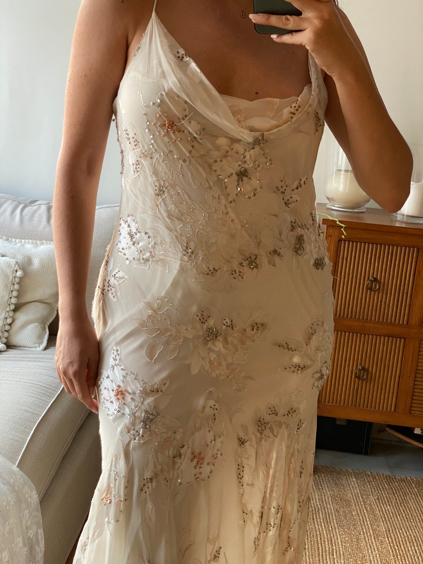 Slip dress con estampado floral, volantes y detalles de pedrería