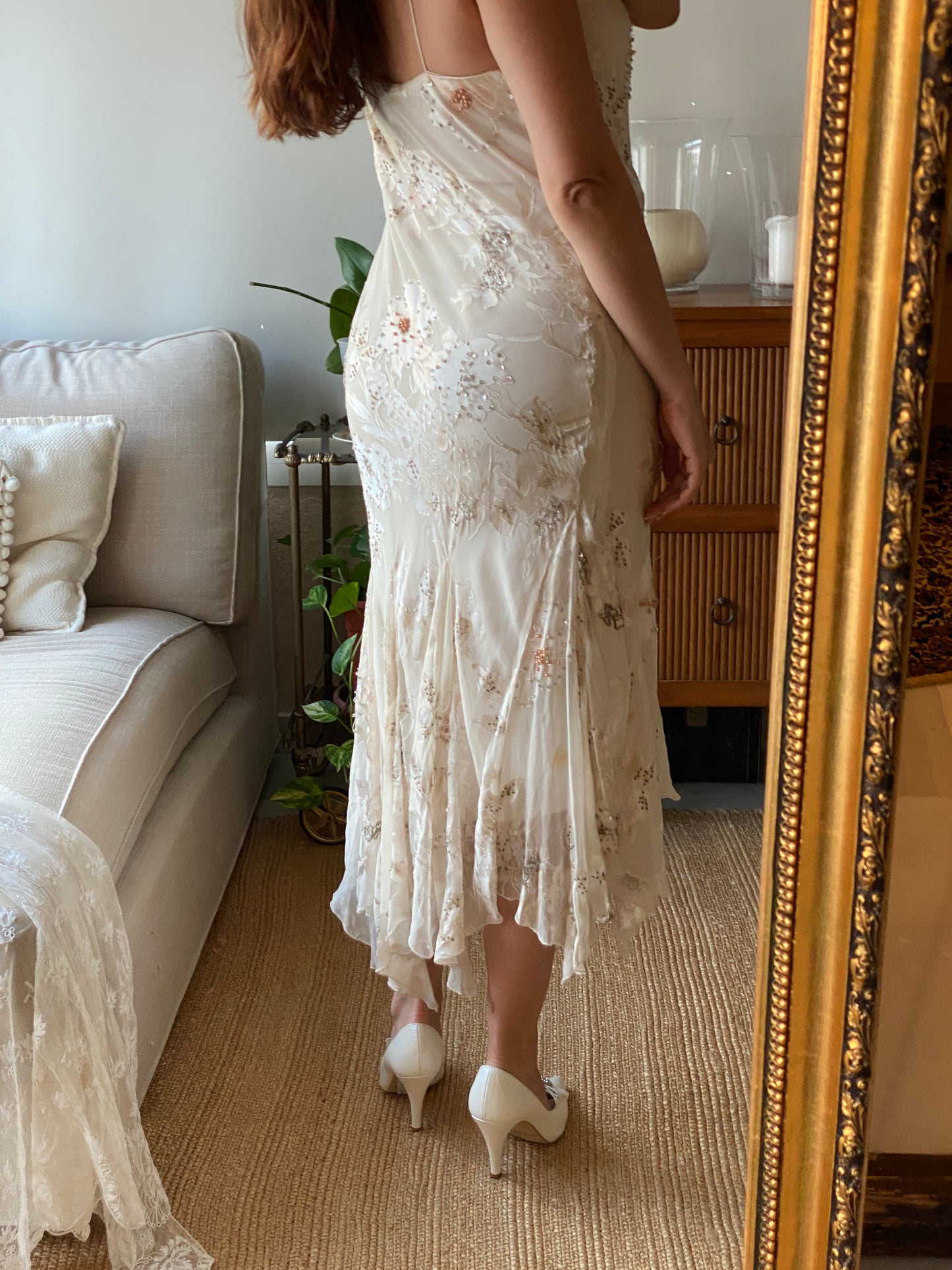 Slip dress con estampado floral, volantes y detalles de pedrería