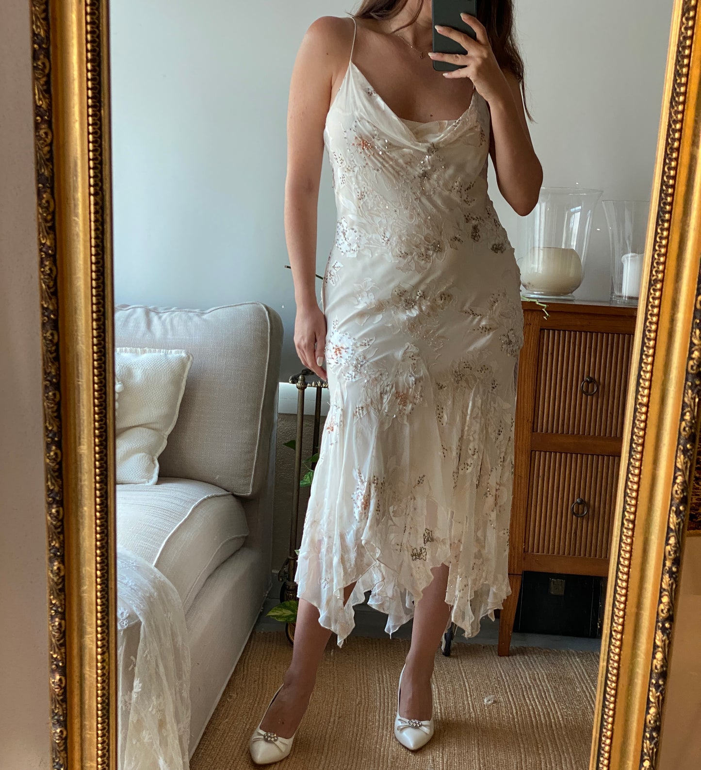 Slip dress con estampado floral, volantes y detalles de pedrería