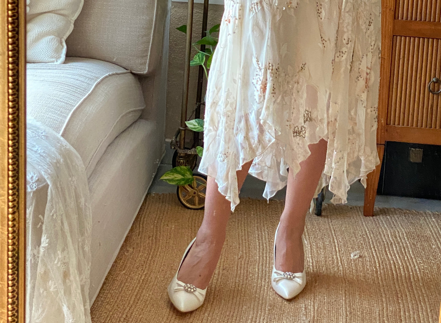 Slip dress con estampado floral, volantes y detalles de pedrería