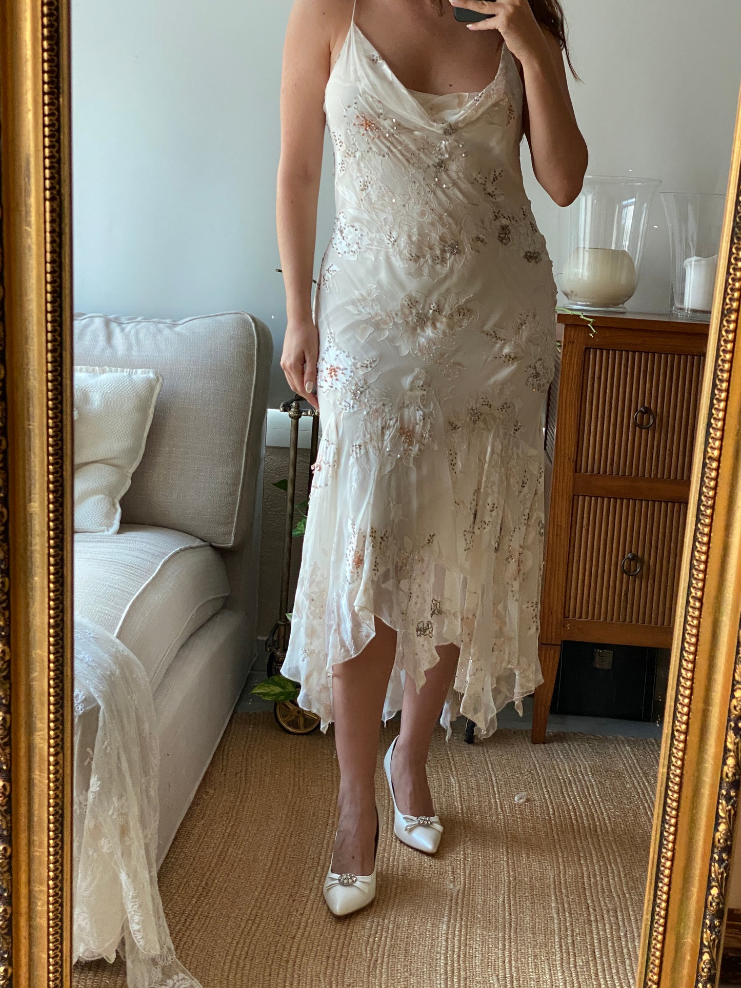Slip dress con estampado floral, volantes y detalles de pedrería