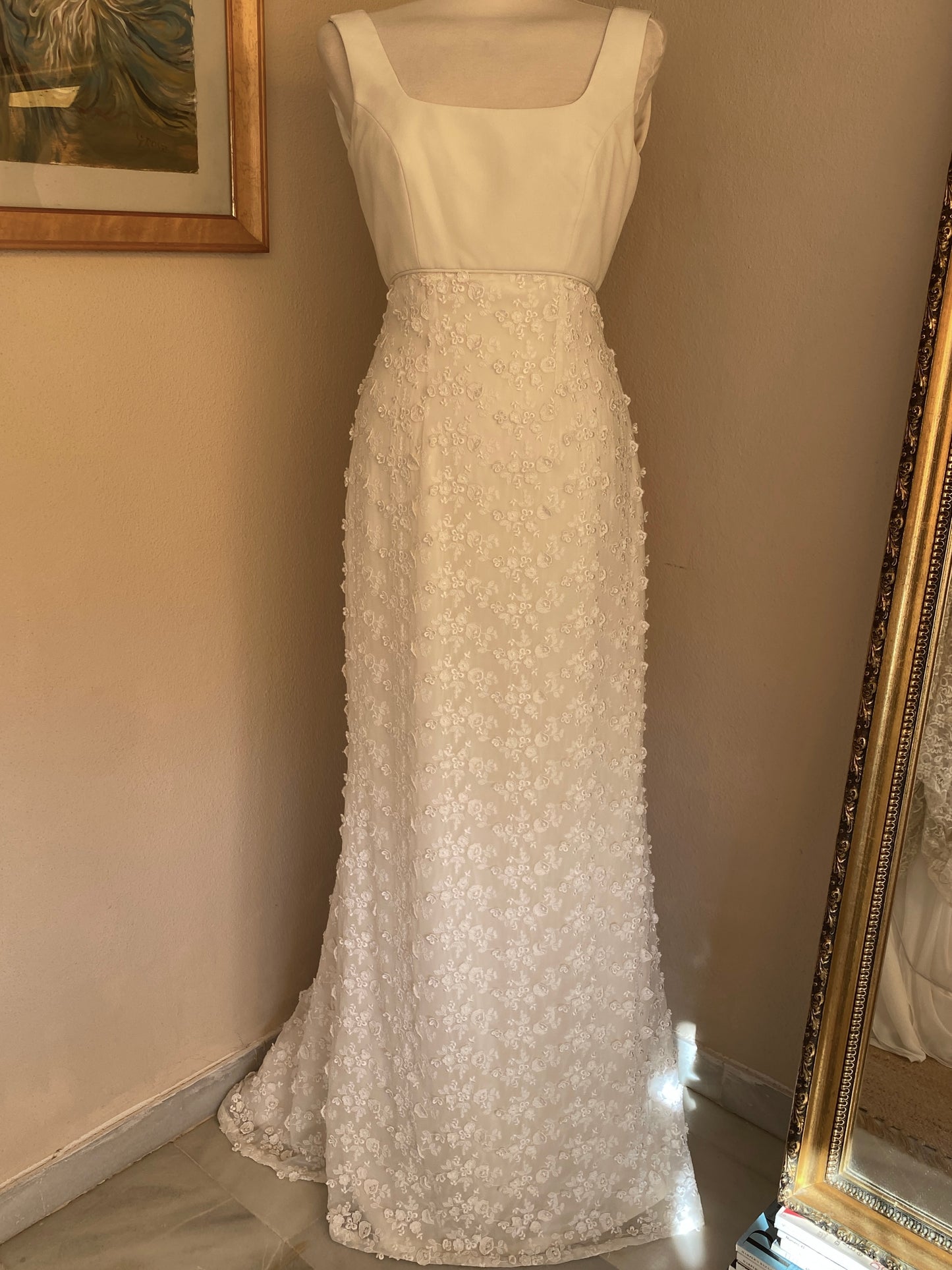 Vestido de novia de gasa con flores en relieve