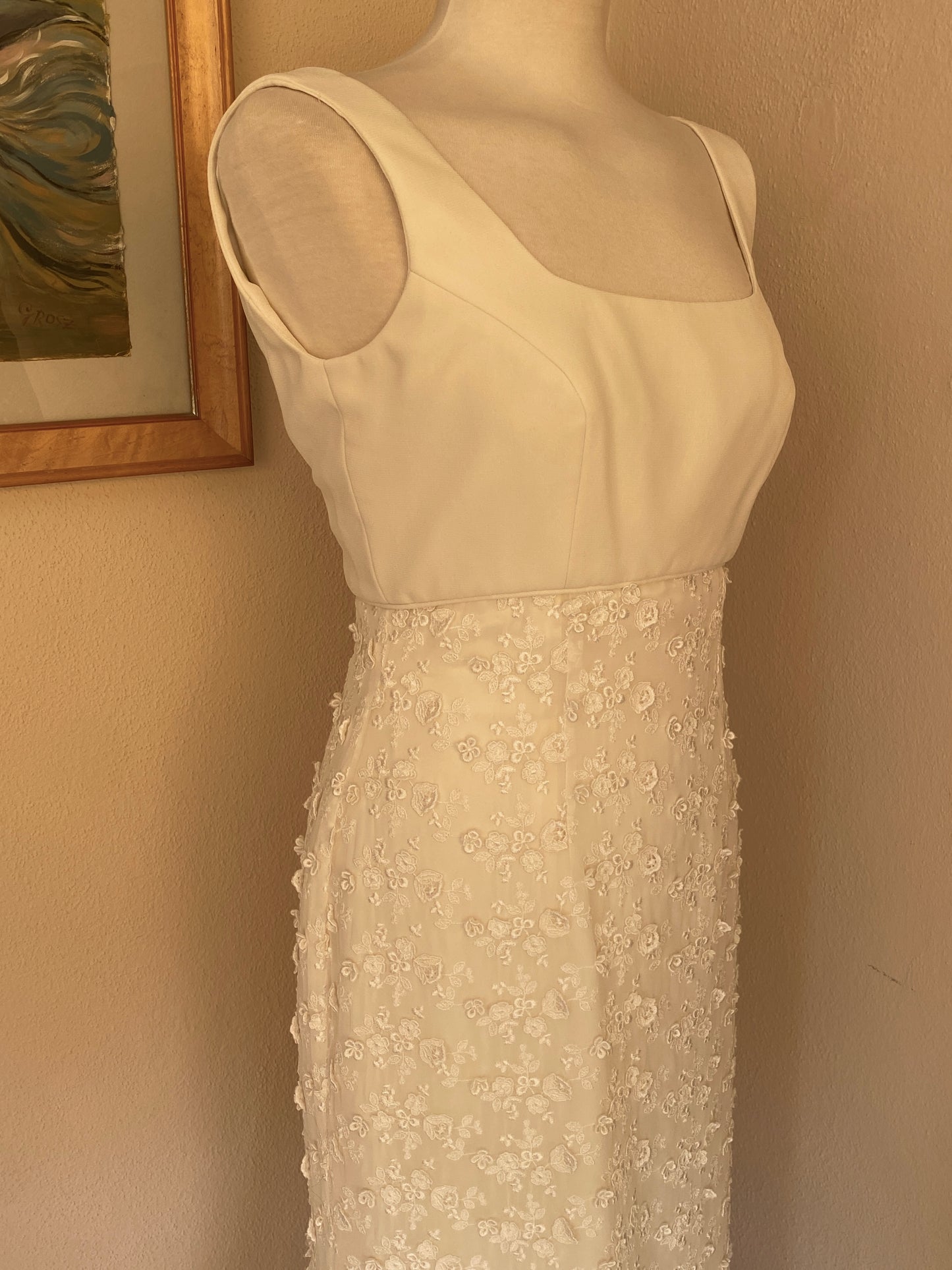 Vestido de novia de gasa con flores en relieve